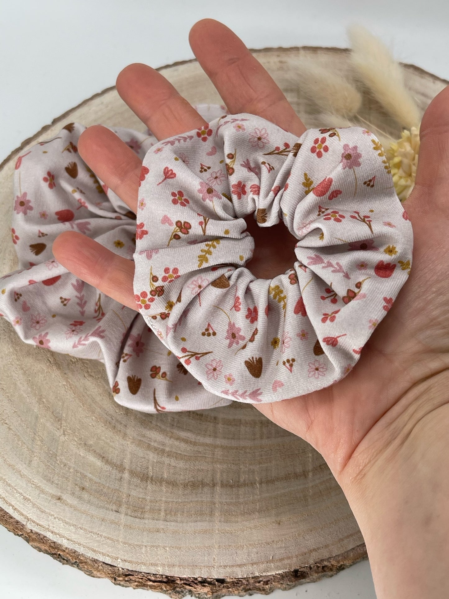 Jersey Scrunchie Haargummi Blumen auf weiß