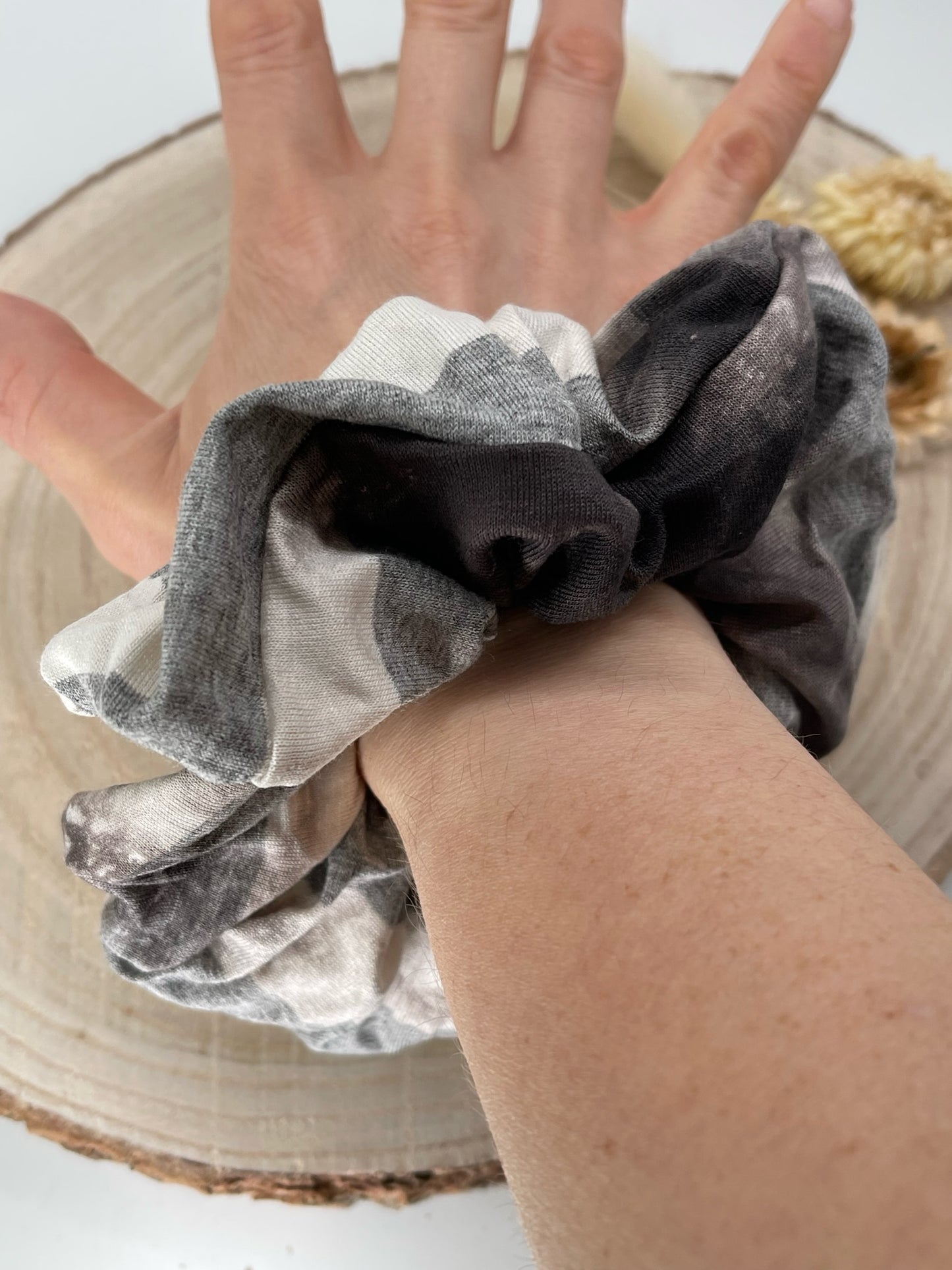 Modal Scrunchie Haargummi grau weiße Streifen