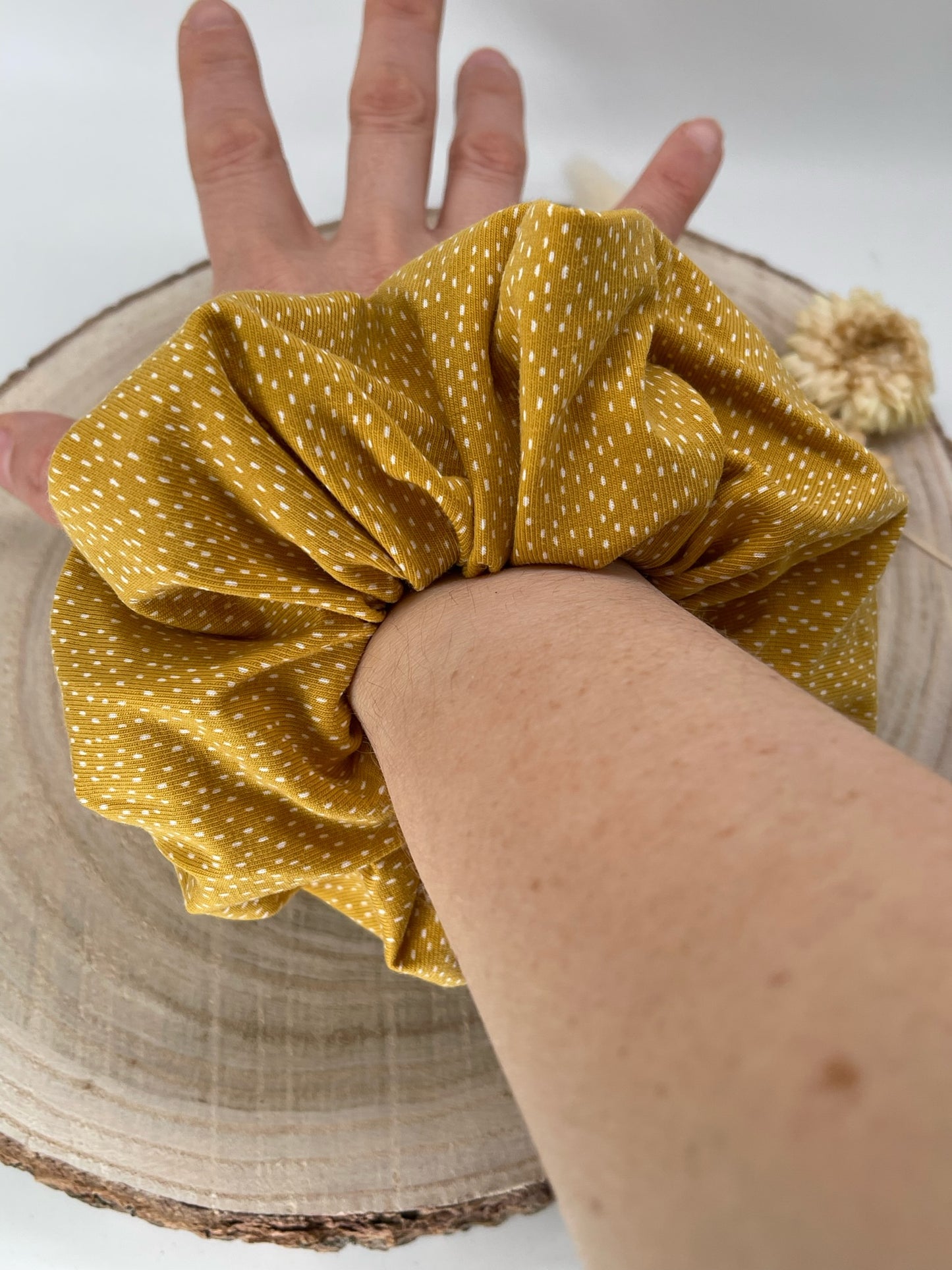Scrunchie Haargummi Haaraccessoire elastisches Haarband handmade Senf mit Punkten braun