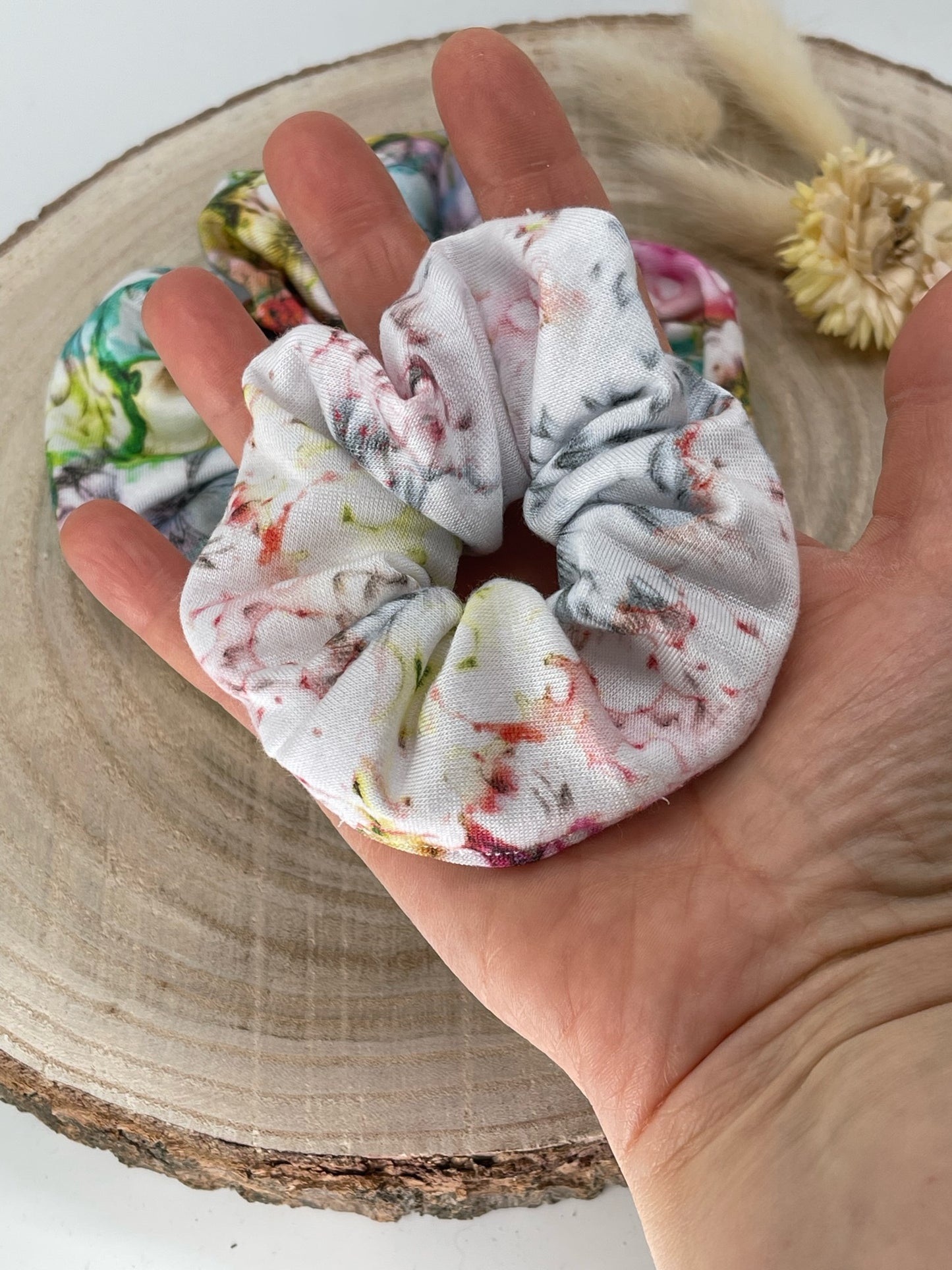 Modal Scrunchie Haargummi weiss mit Batik Blumen