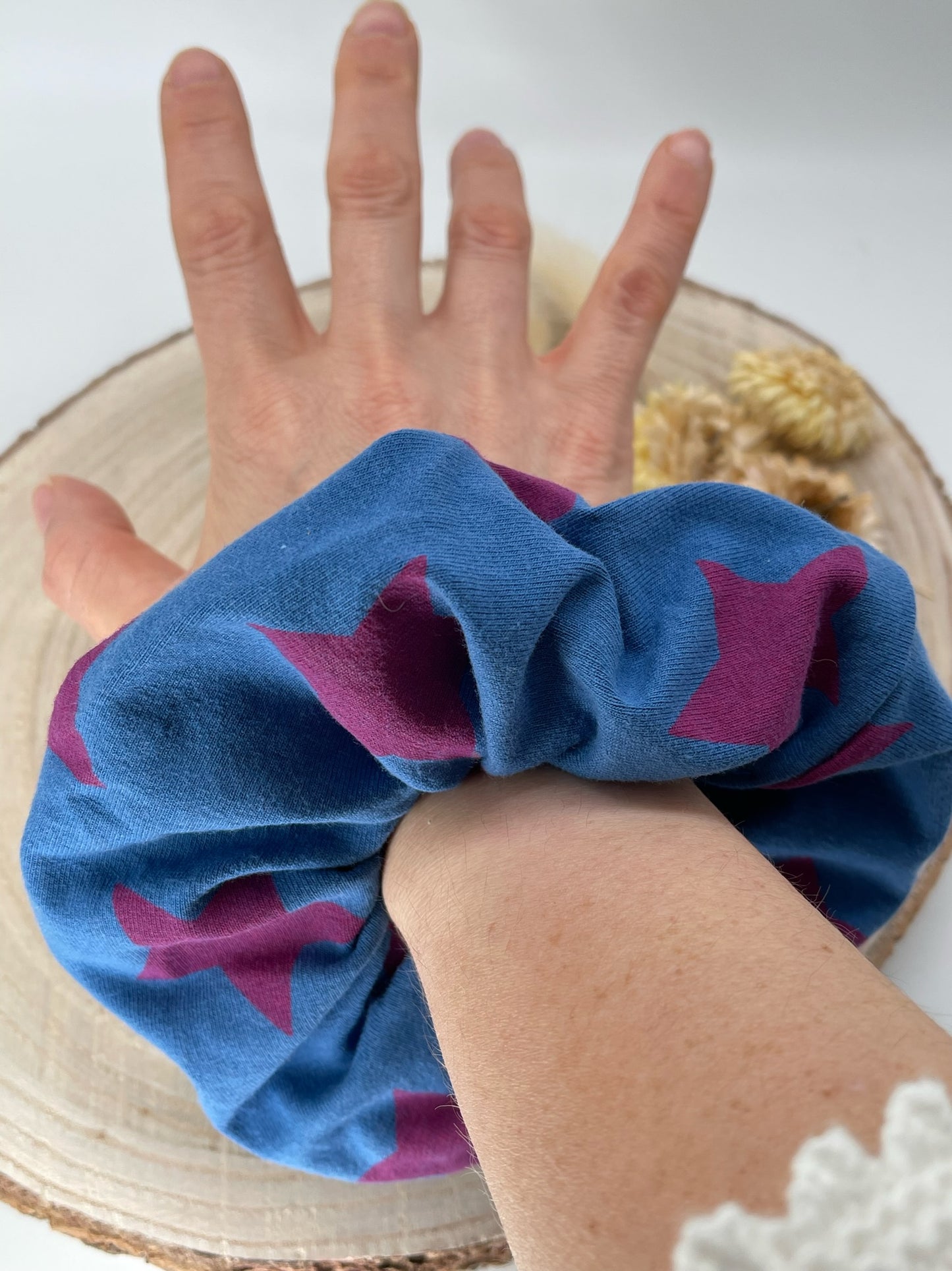 Scrunchie Haargummi lila Sterne auf blau