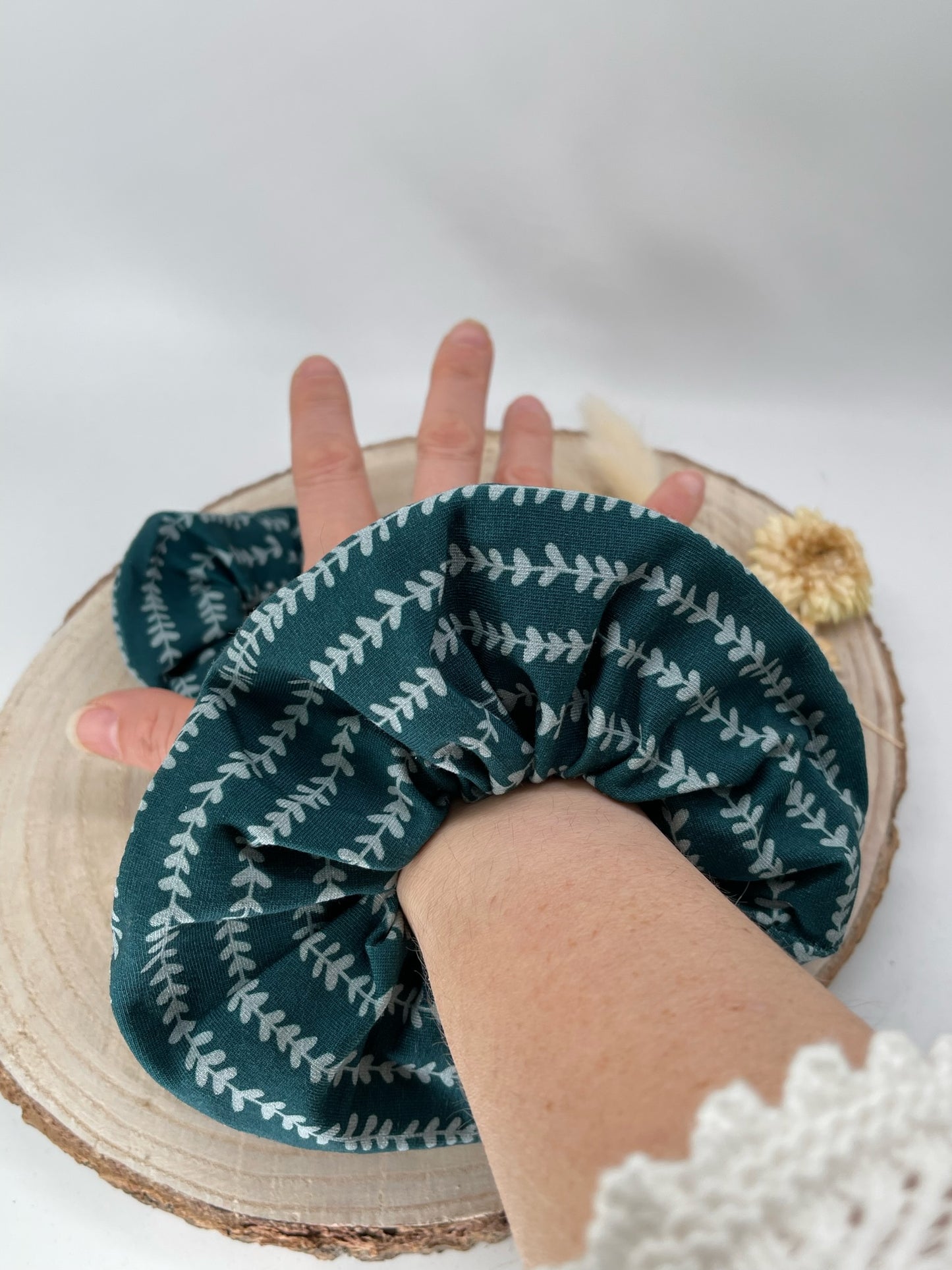 Jersey Scrunchie Haargummi Blumen Reigen auf grünblau