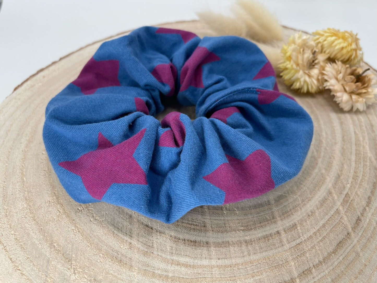 Scrunchie Haargummi lila Sterne auf blau
