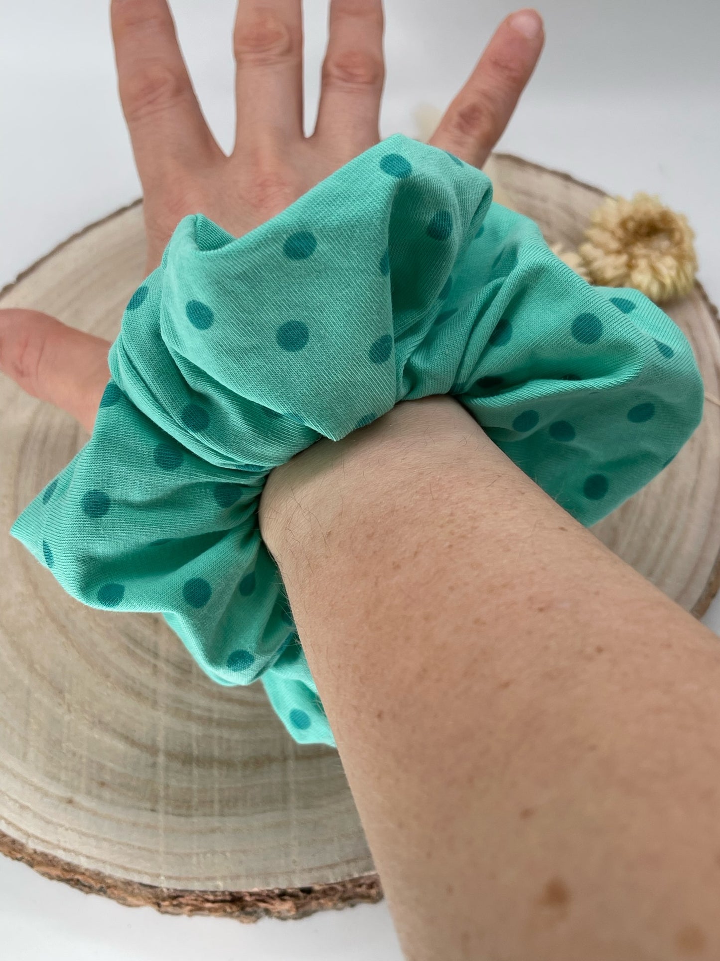 Scrunchie Haargummi grün mit grünen Punkten