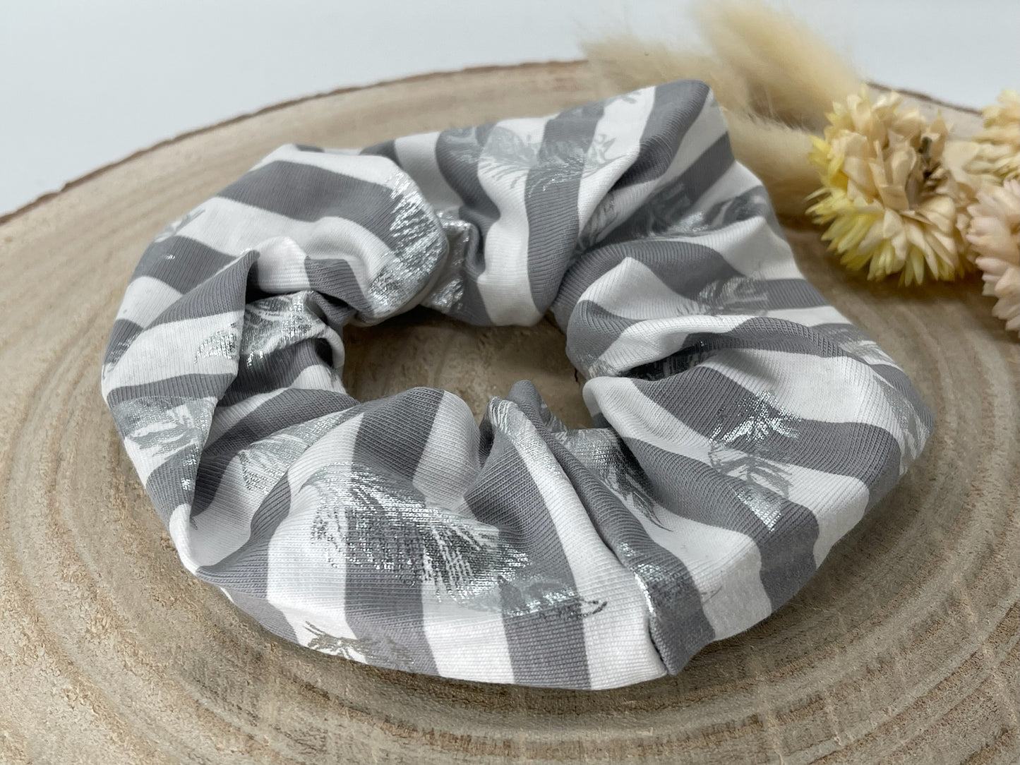 Scrunchie Haargummi elastisches Haarband grau weise Streifen mit Federn für feines oder dickes Haar