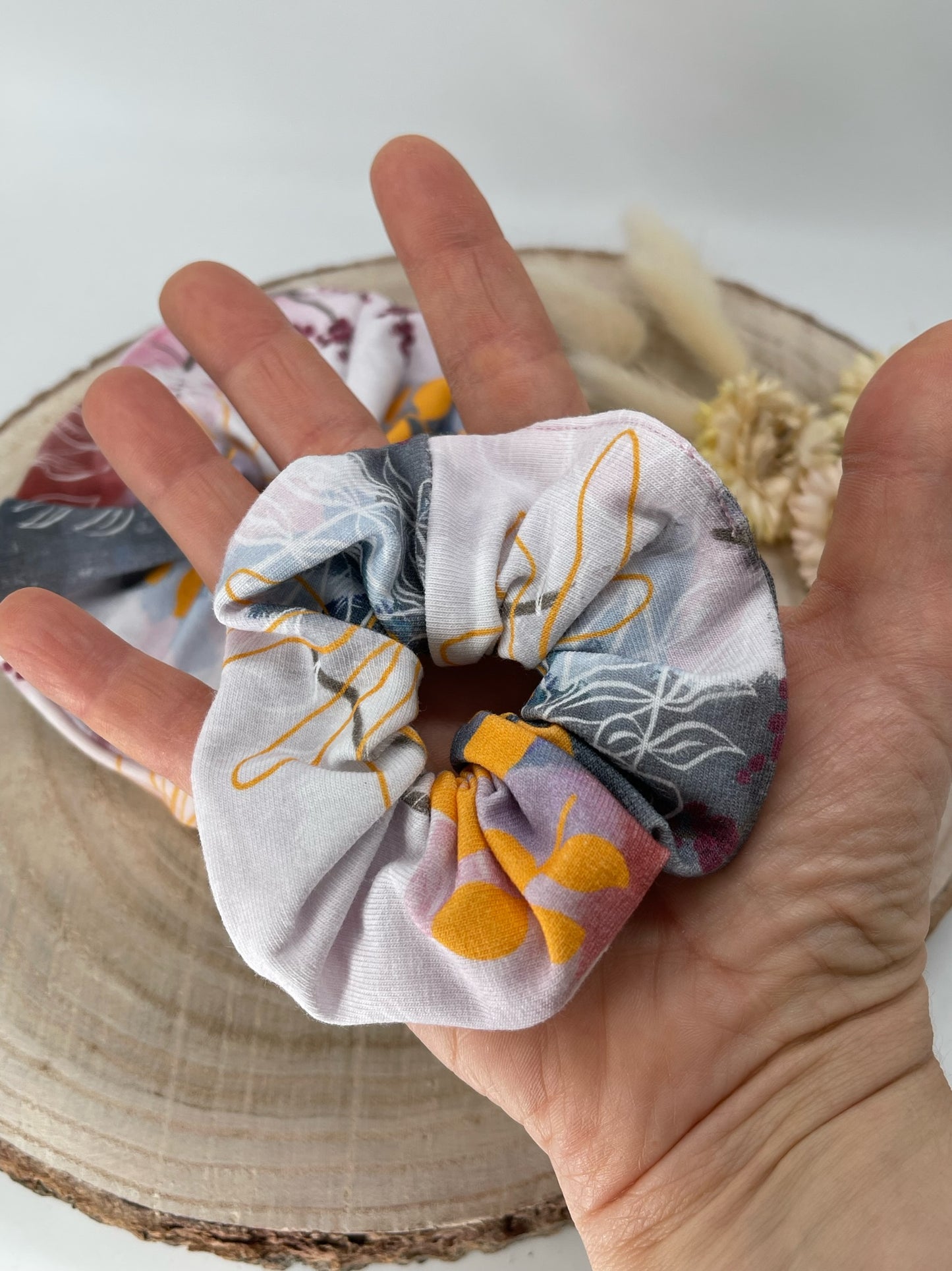 Jersey Scrunchie Haargummi Blumen auf blau rosa Batik