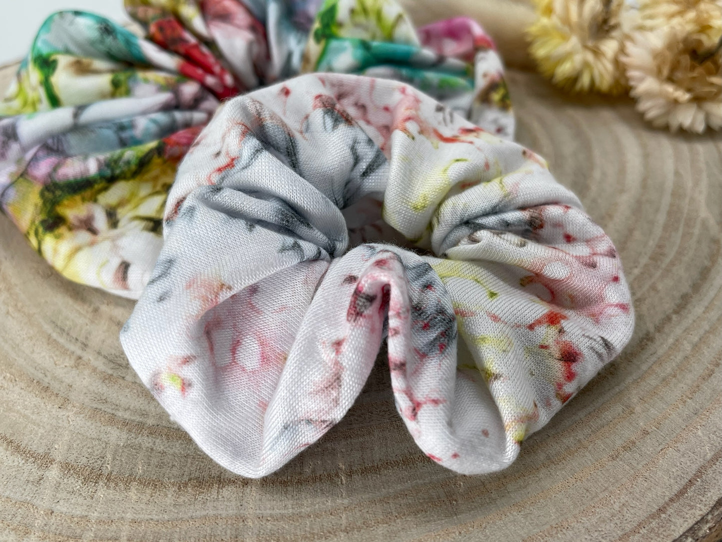 Scrunchie Haargummi elastisches Haarband weiss mit Batik Blumen für feines oder dickes Haar
