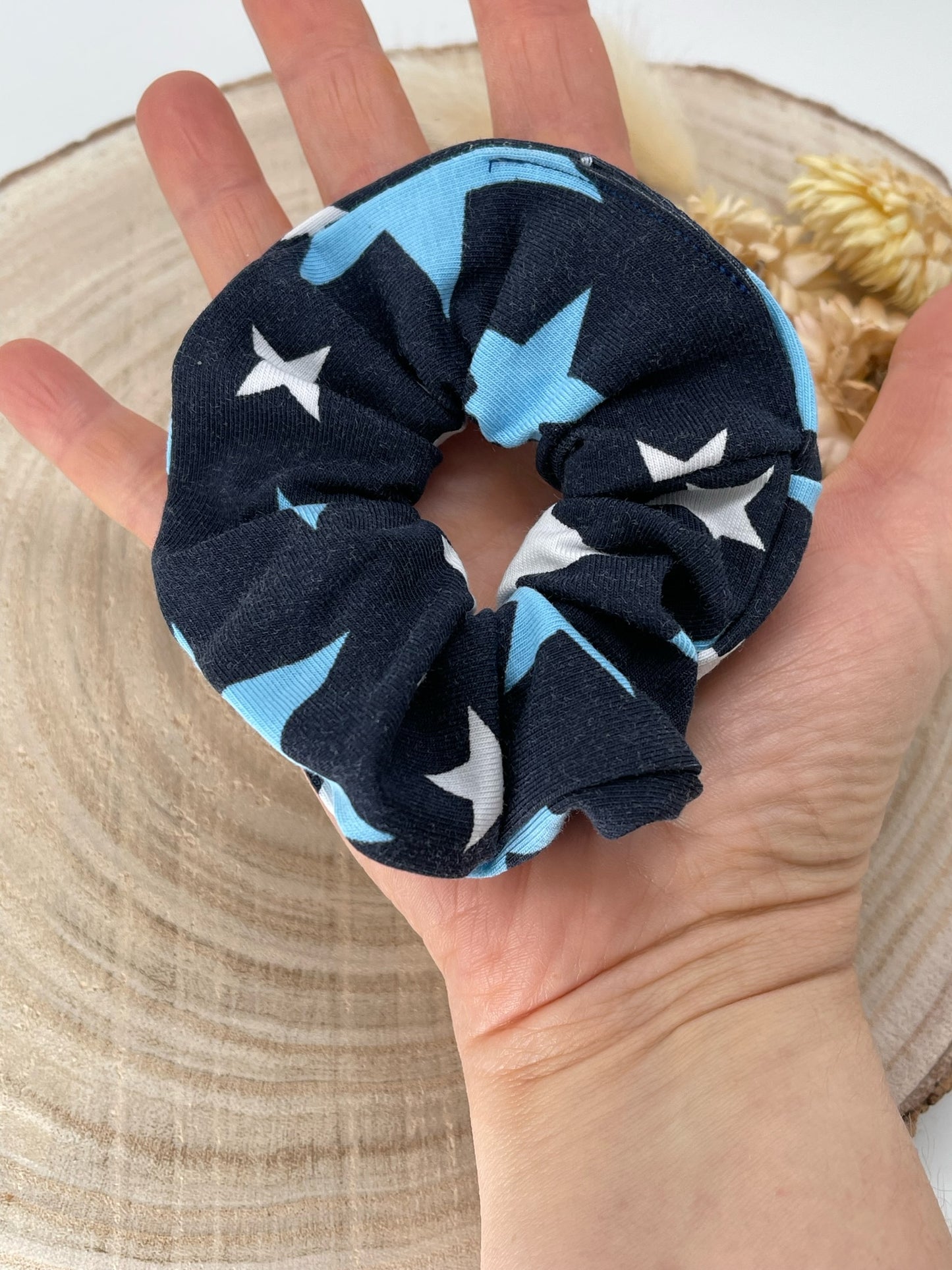 Scrunchie Haargummi elastisches Haarband Haarschmuck Sterne auf blau
