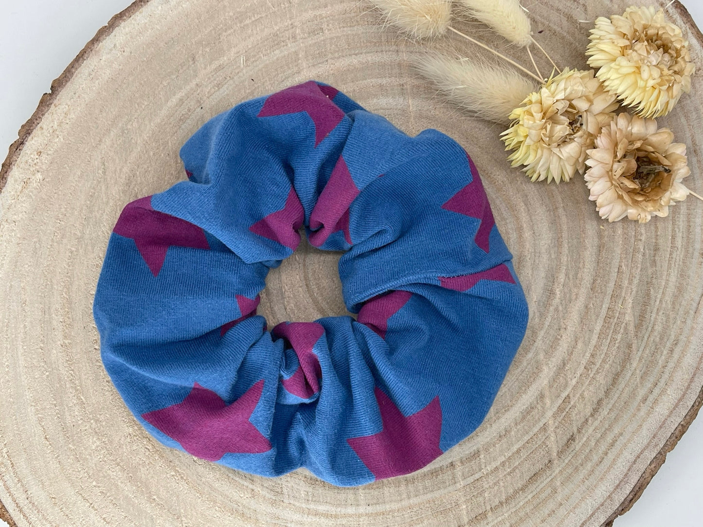 Scrunchie Haargummi lila Sterne auf blau
