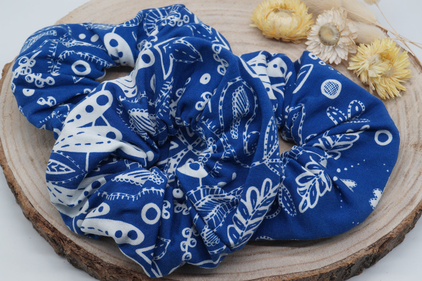 Jersey Scrunchie Haargummi Blumenmuster auf blau