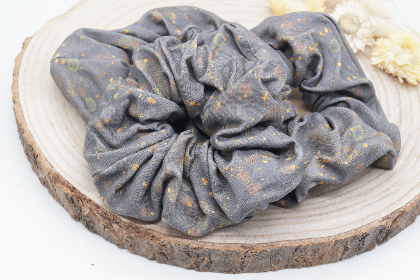Modal Scrunchie Haargummi grau mit zarten goldenen Punkten