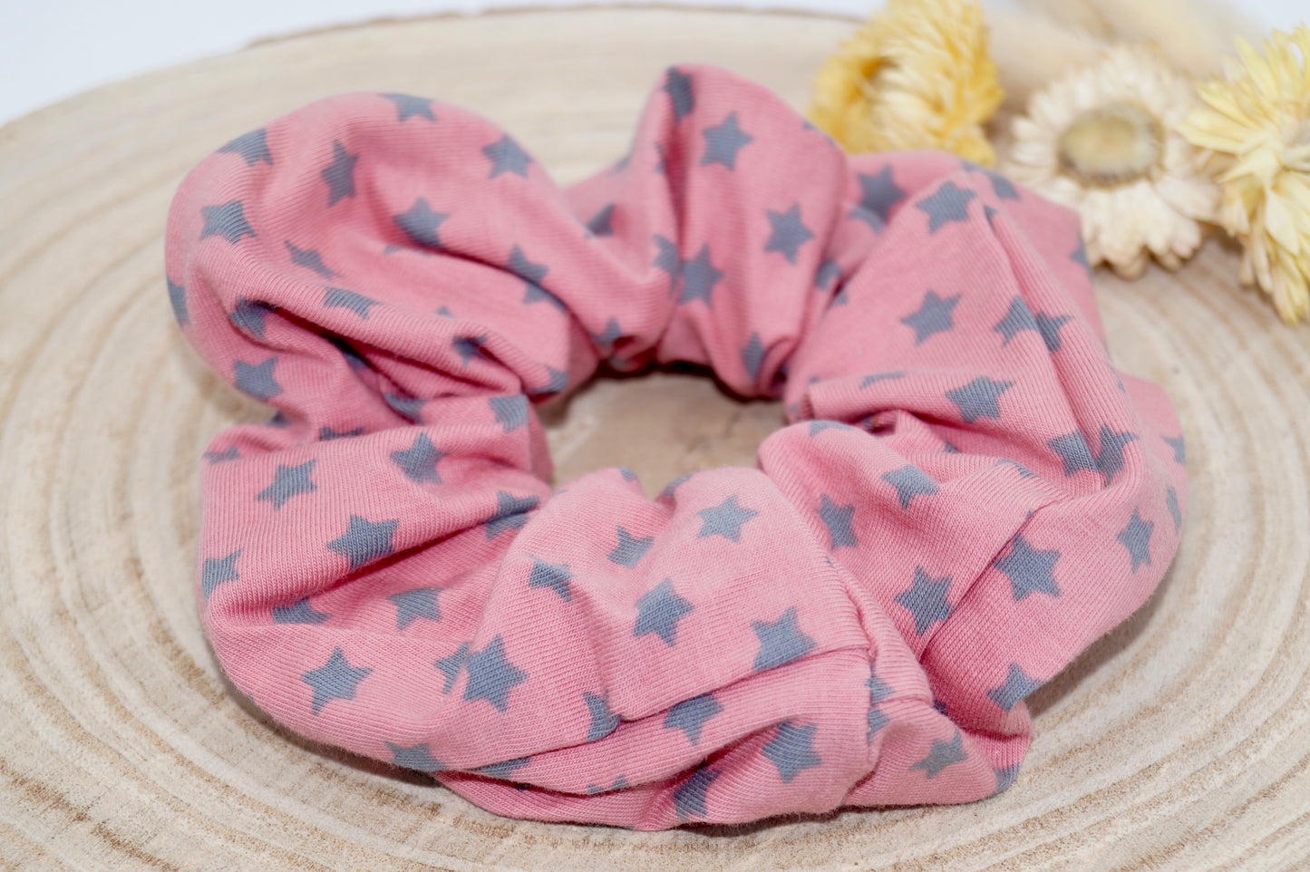 Scrunchie Haargummi graue Sterne auf rosa