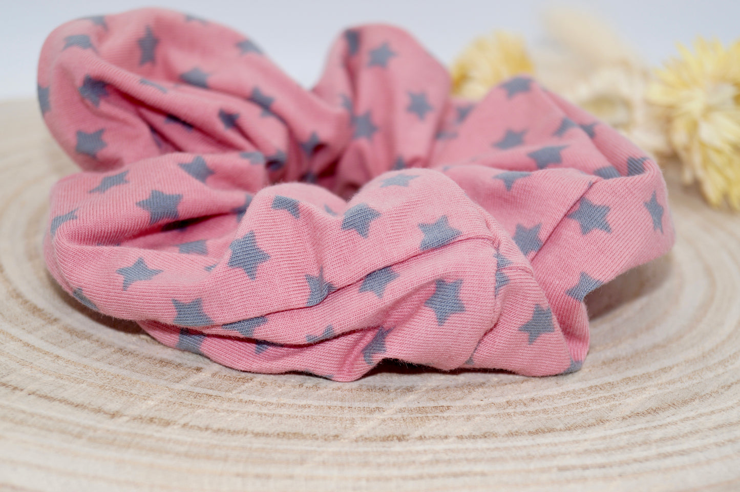 Scrunchie Haargummi graue Sterne auf rosa