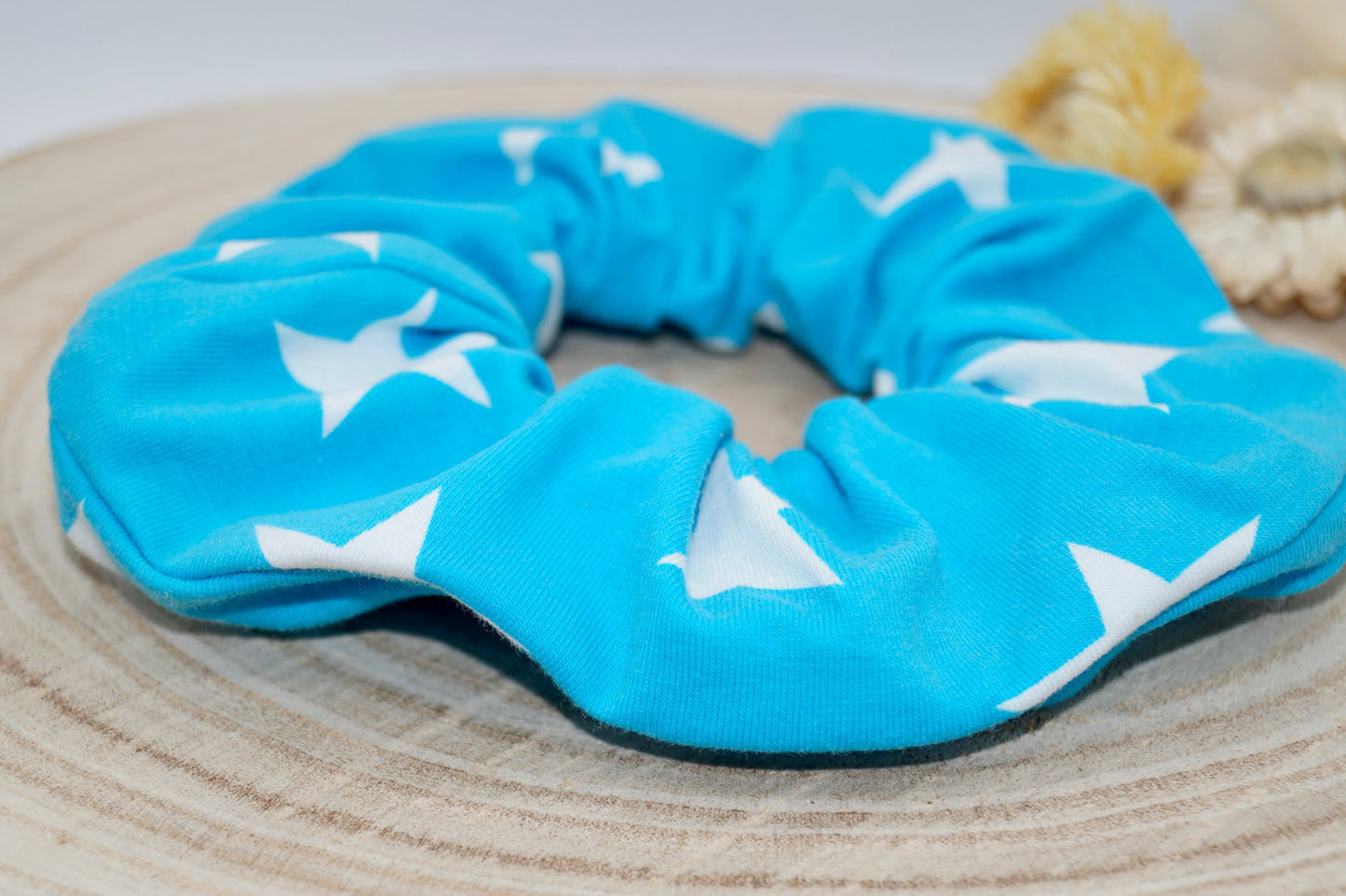 Scrunchie Haargummi weiße Sterne auf blau