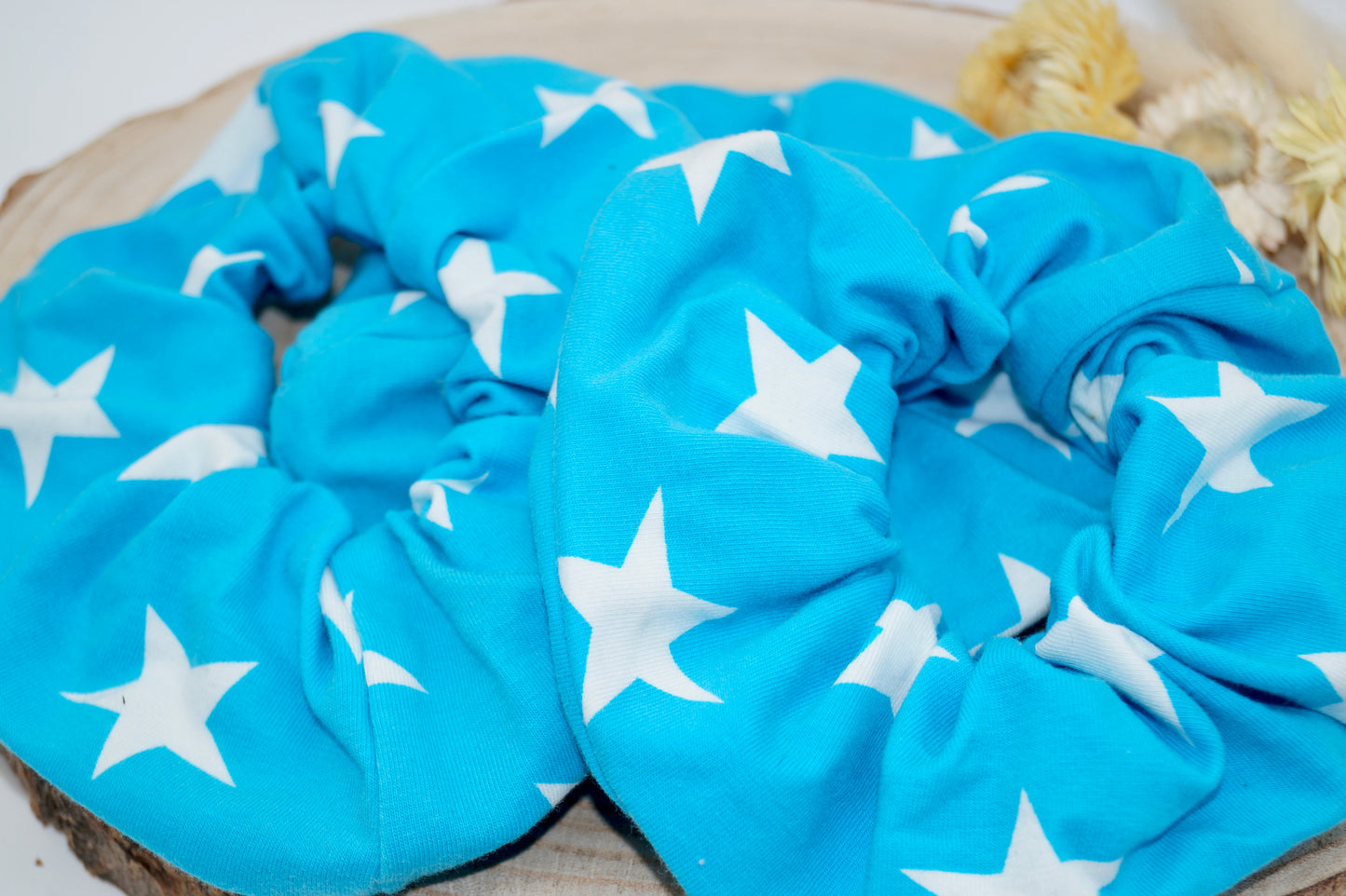 Scrunchie Haargummi weiße Sterne auf blau