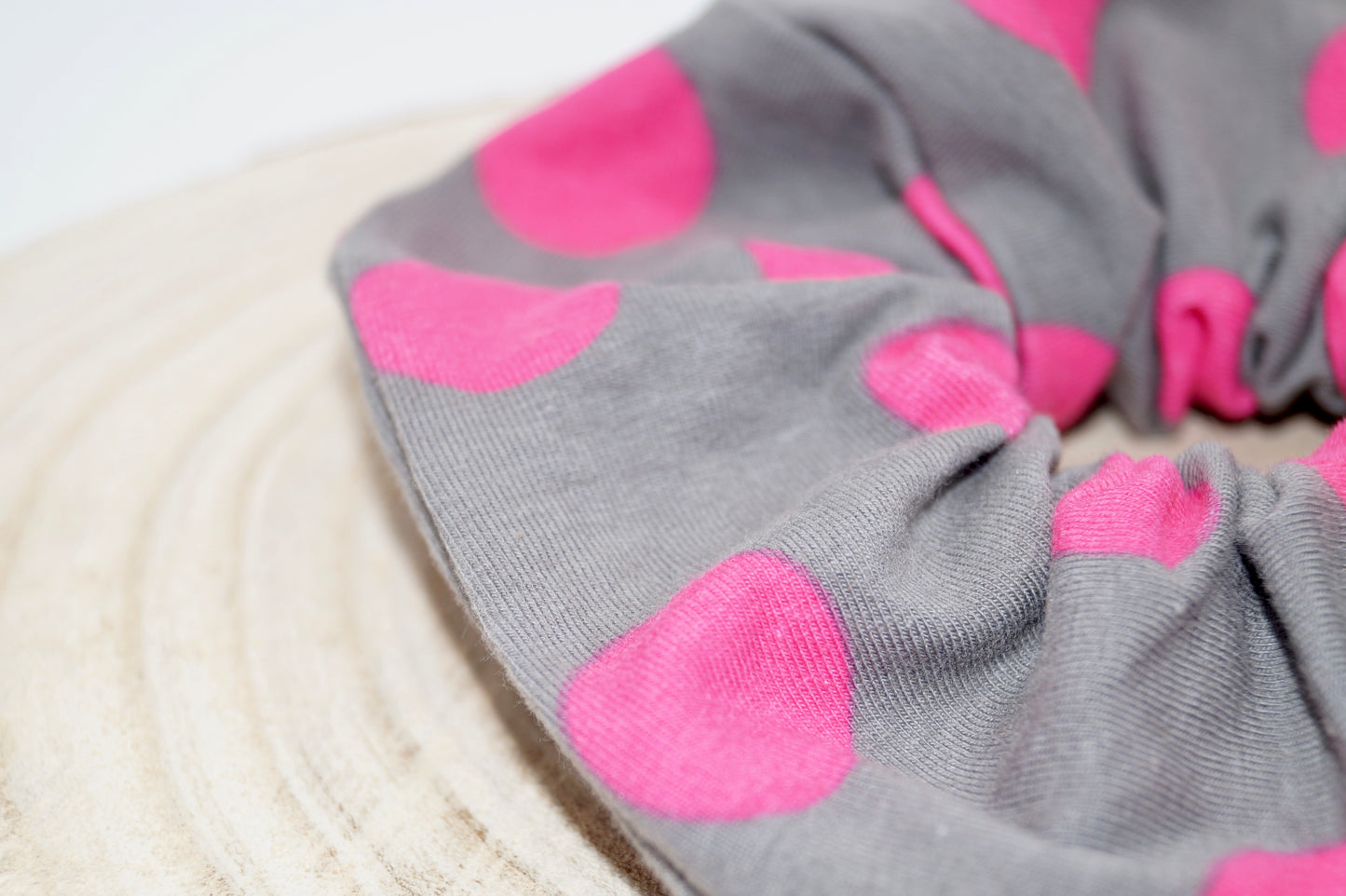 Scrunchie Haargummi grau mit rosa Punkten