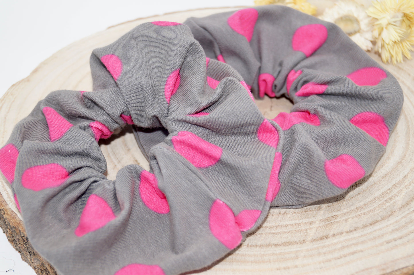 Scrunchie Haargummi grau mit rosa Punkten