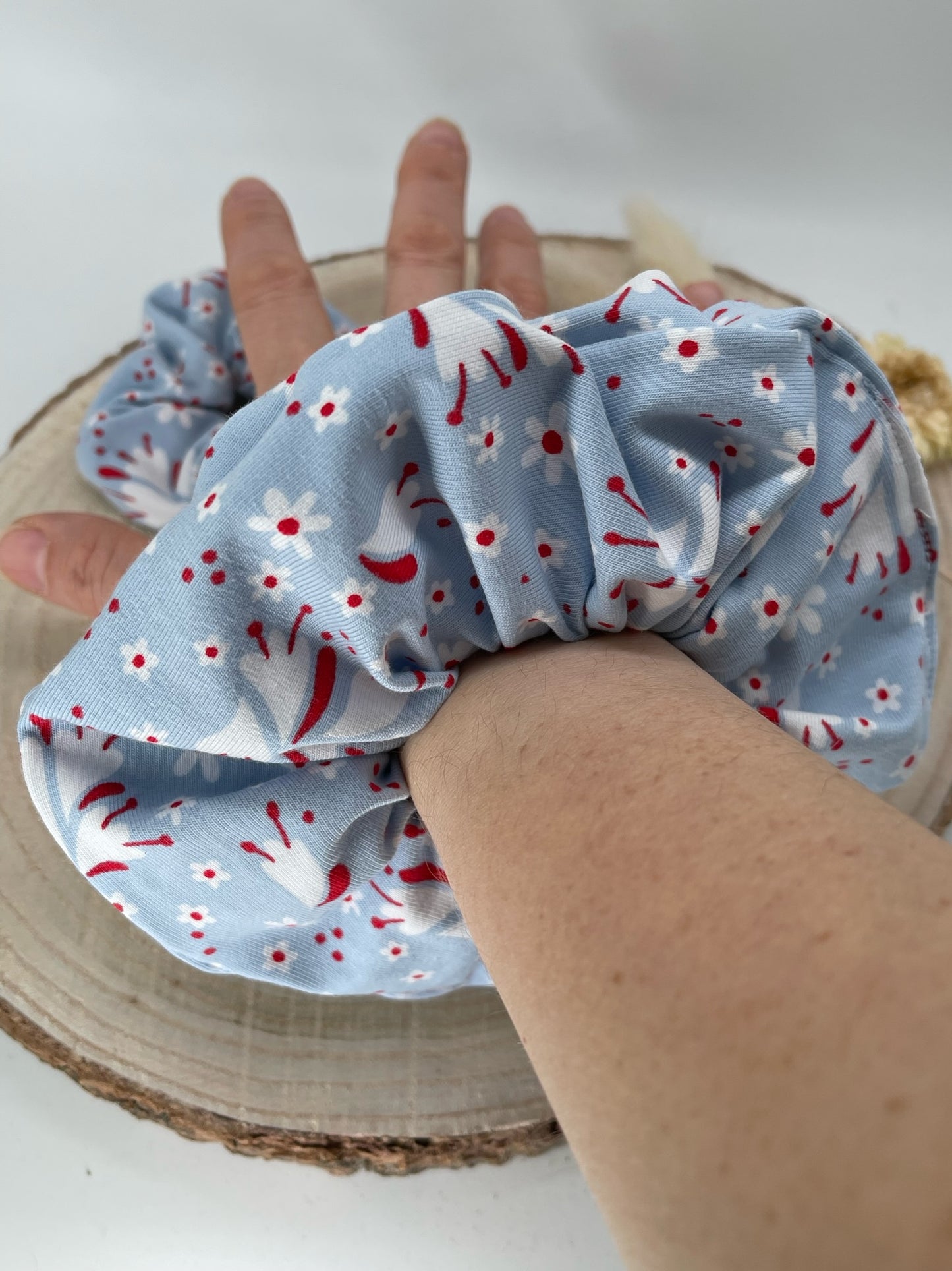 Scrunchie Haargummi elastisches Haarband Blumen Weiß blau für feines oder dickes Haar