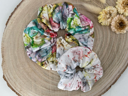 Scrunchie Haargummi elastisches Haarband weiss mit Batik Blumen für feines oder dickes Haar