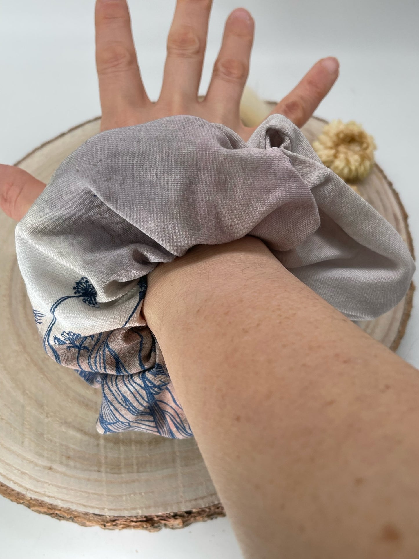 Jersey Scrunchie Haargummi grau braun mit Blumen