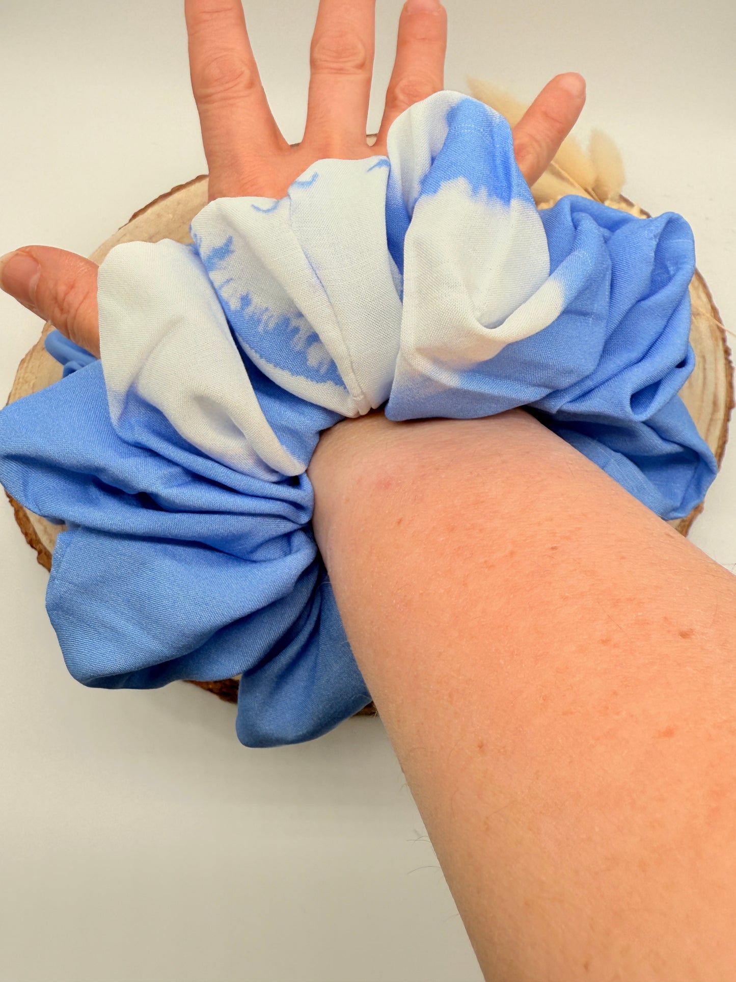 Viskose Scrunchie Haargummi blau weiß in vier Größen von XL bis XS