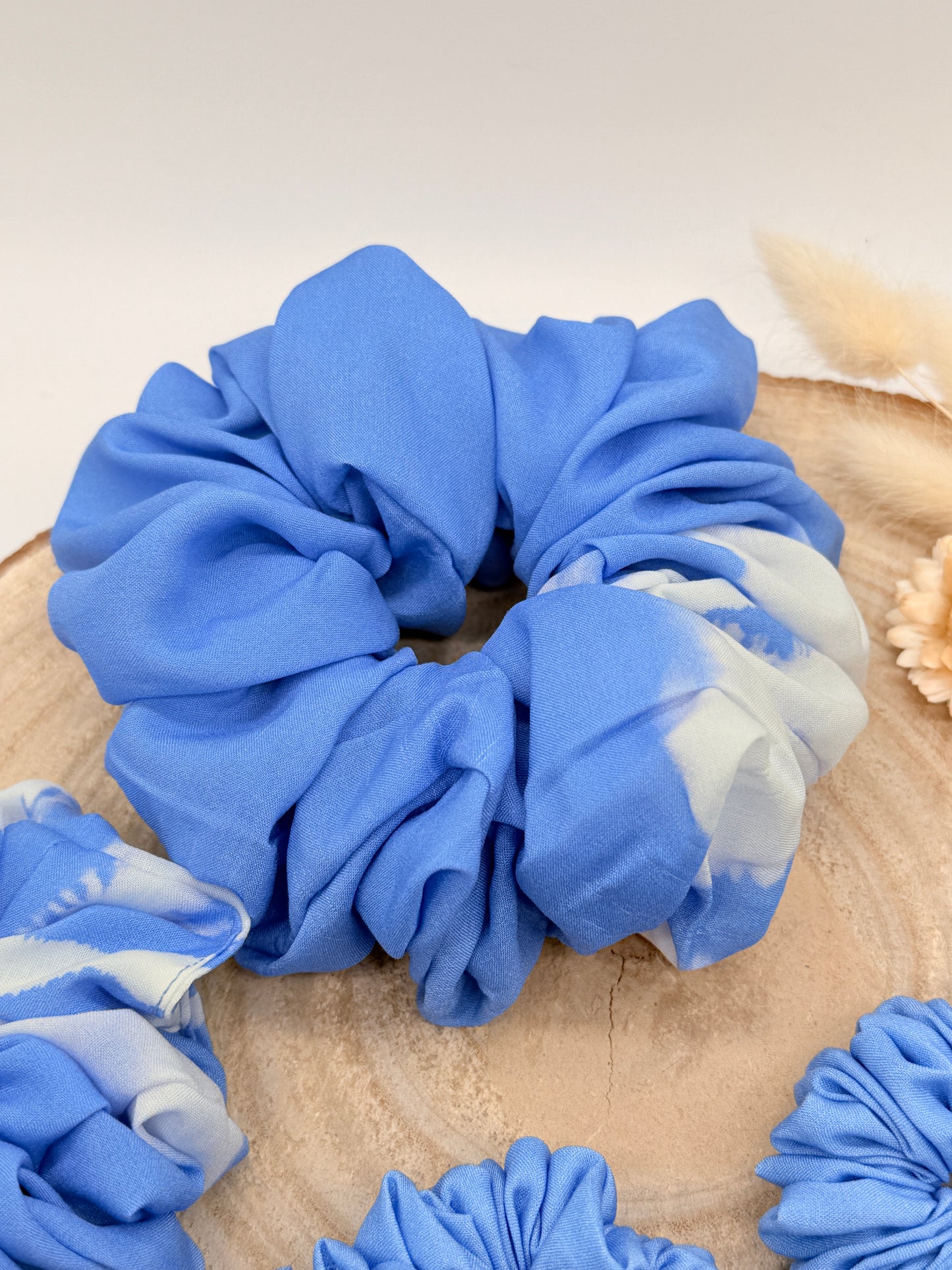 Viskose Scrunchie Haargummi blau weiß in vier Größen von XL bis XS