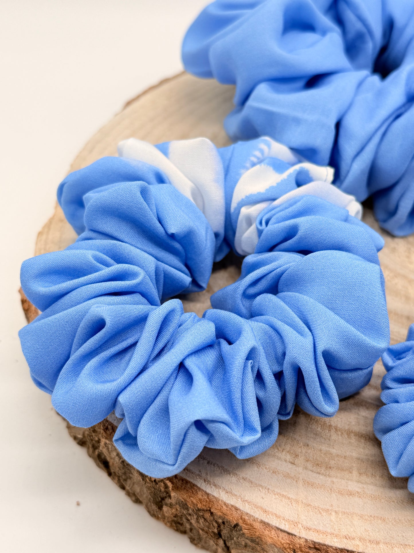 Viskose Scrunchie Haargummi blau weiß in vier Größen von XL bis XS