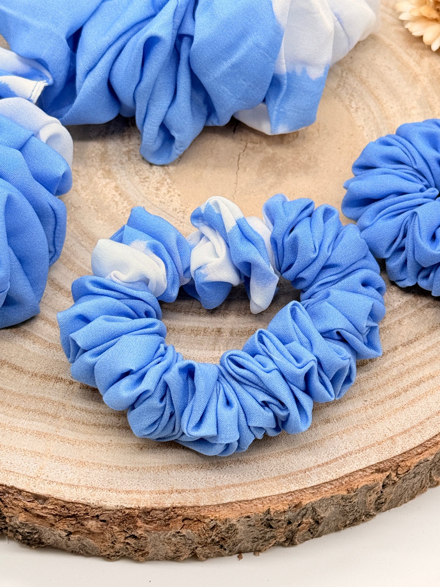 Viskose Scrunchie Haargummi blau weiß in vier Größen von XL bis XS