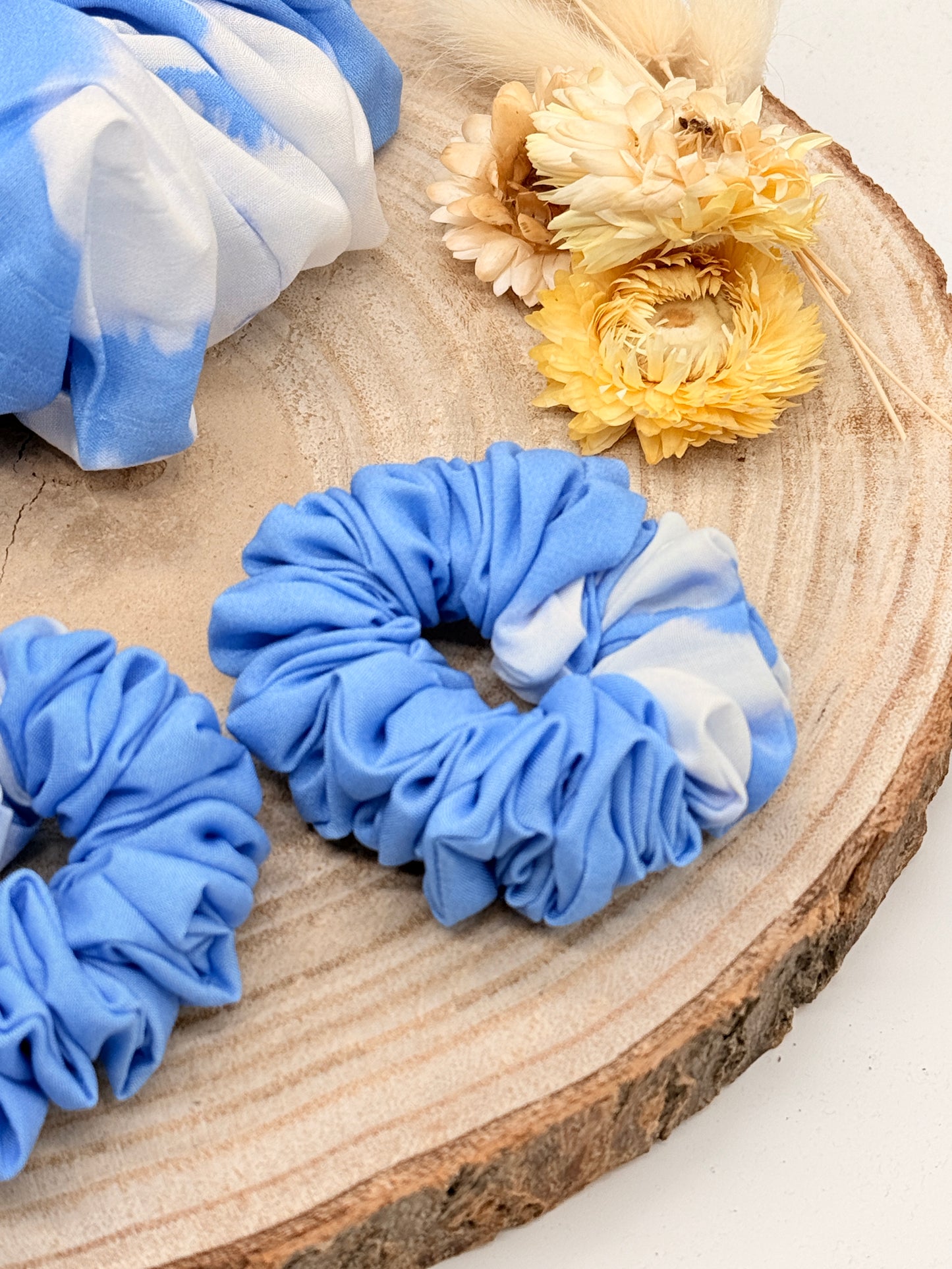 Viskose Scrunchie Haargummi blau weiß in vier Größen von XL bis XS
