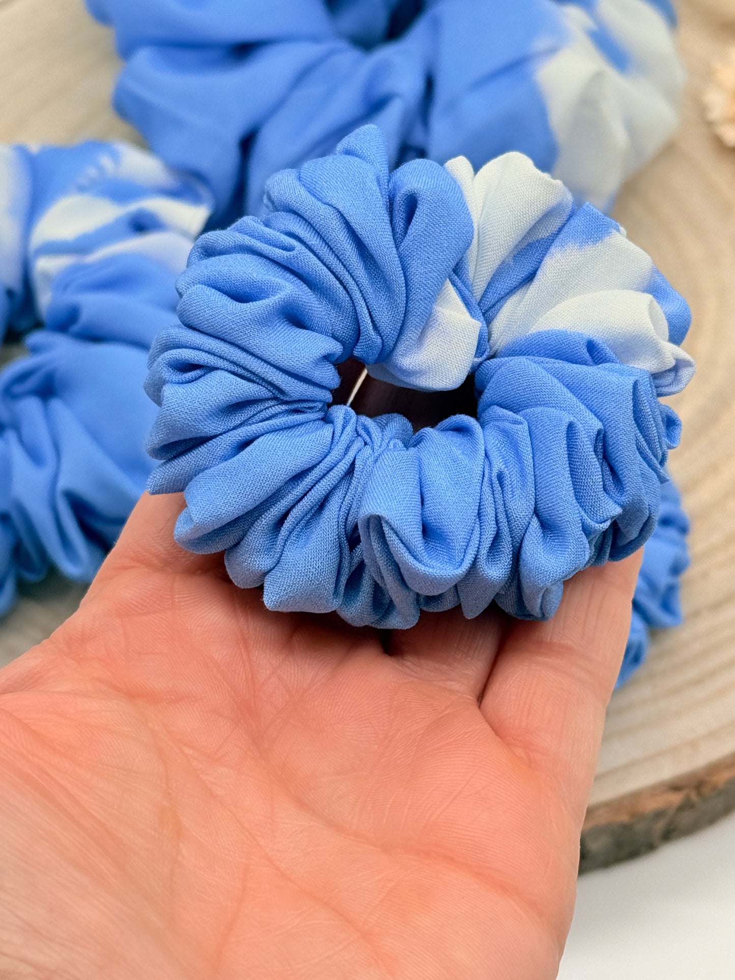 Viskose Scrunchie Haargummi blau weiß in vier Größen von XL bis XS