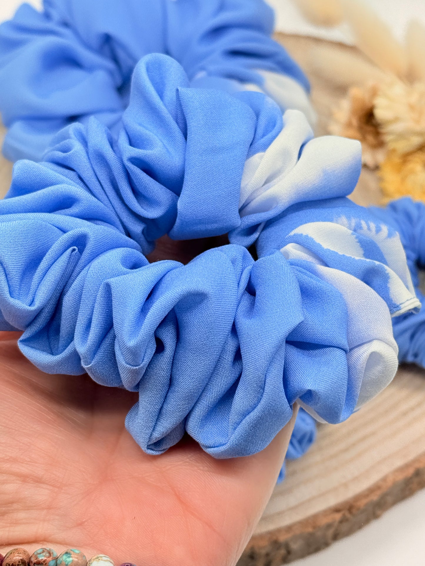 Viskose Scrunchie Haargummi blau weiß in vier Größen von XL bis XS