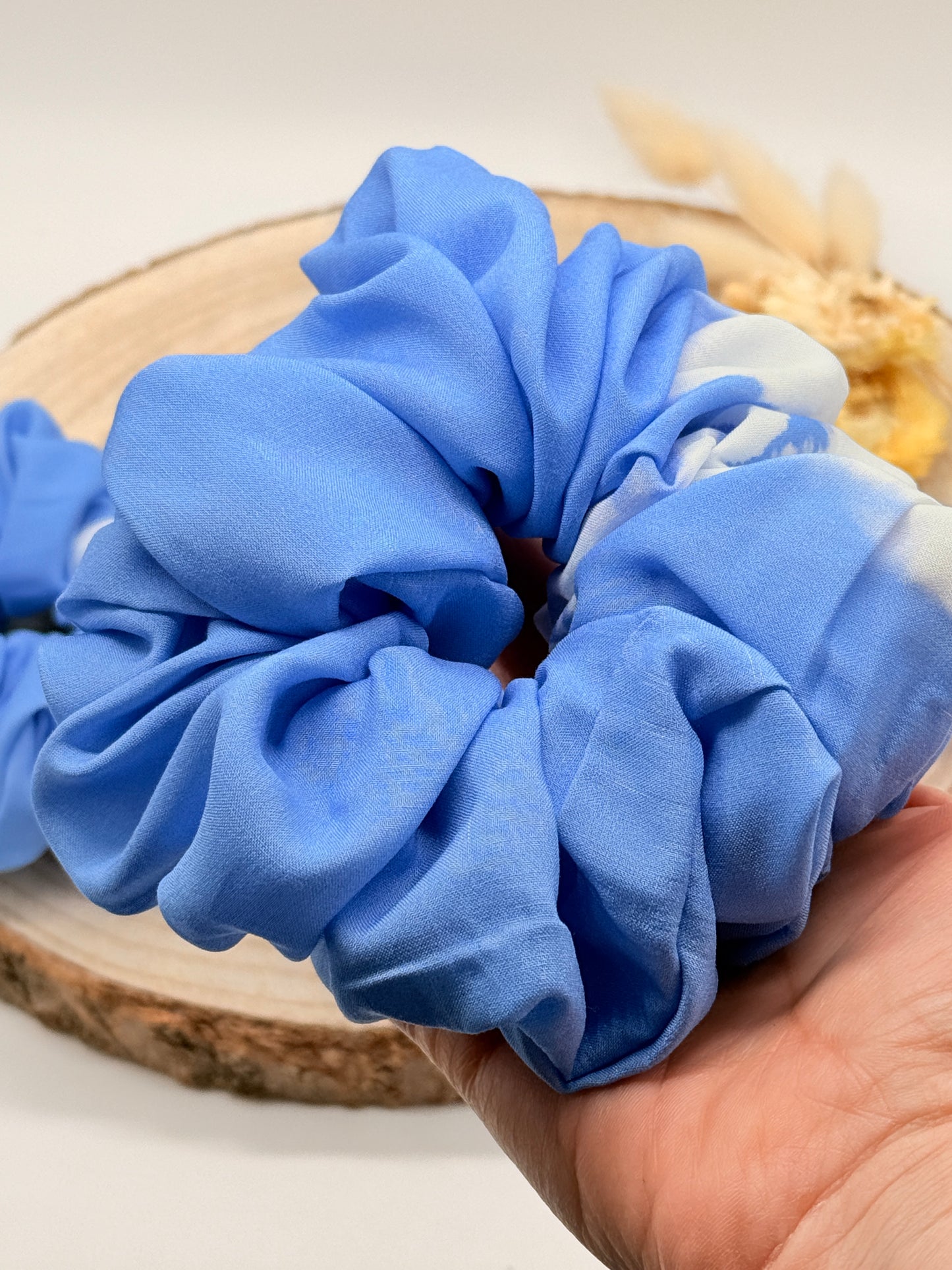 Viskose Scrunchie Haargummi blau weiß in vier Größen von XL bis XS