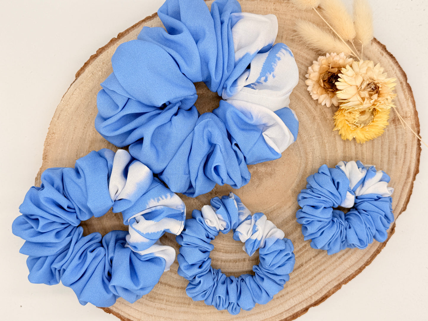 Viskose Scrunchie Haargummi blau weiß in vier Größen von XL bis XS