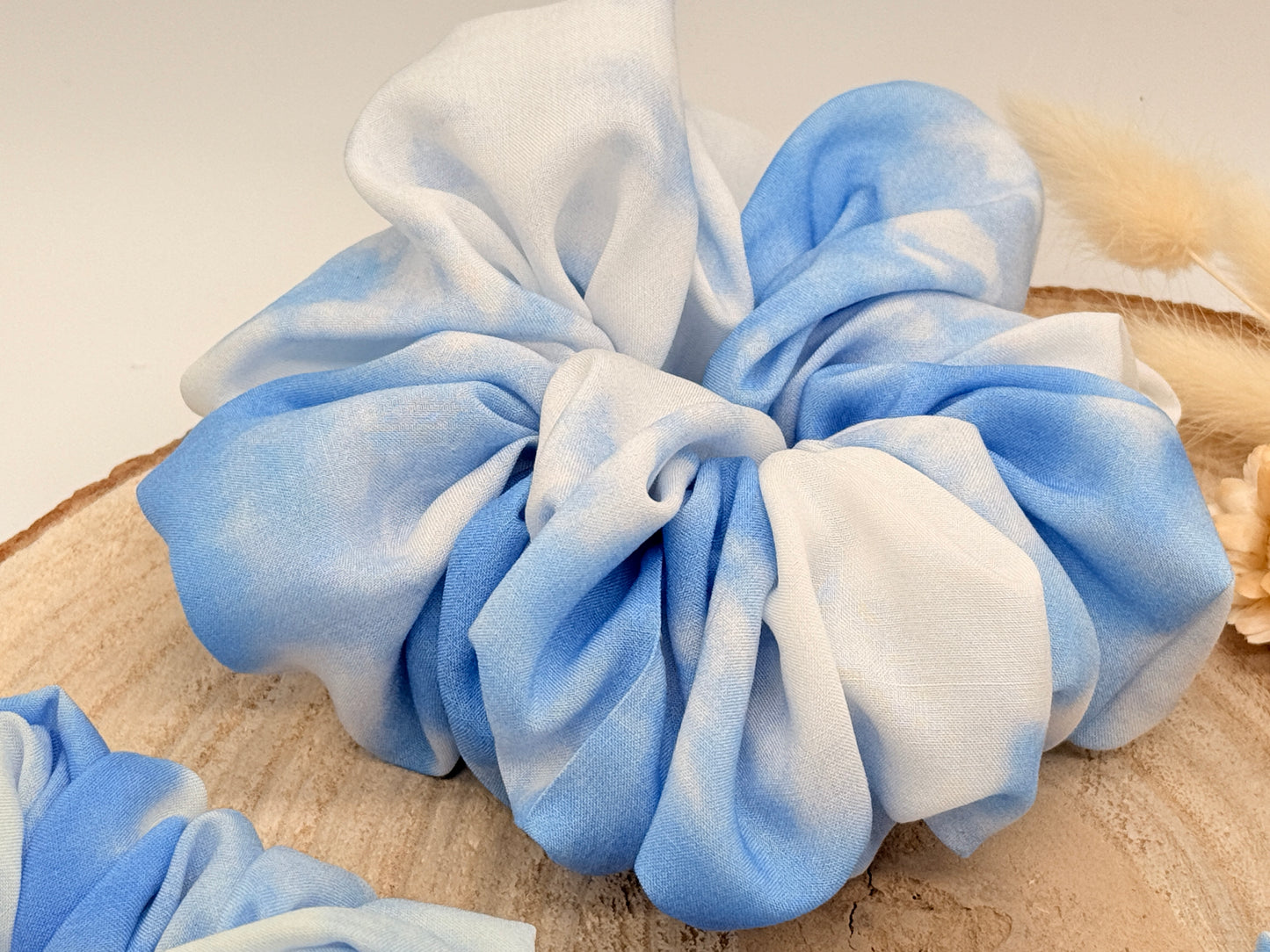 Viskose Scrunchie Haargummi blau weiß batik in vier Größen von XL bis XS
