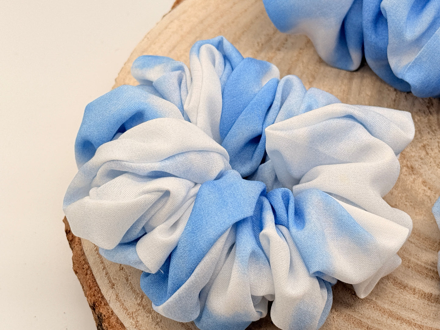 Viskose Scrunchie Haargummi blau weiß batik in vier Größen von XL bis XS