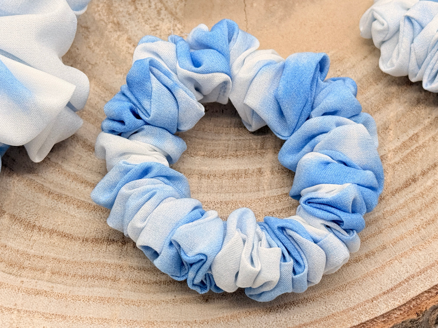 Viskose Scrunchie Haargummi blau weiß batik in vier Größen von XL bis XS