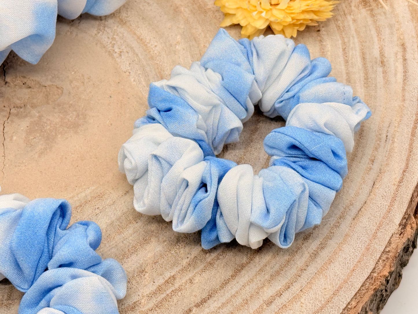 Viskose Scrunchie Haargummi blau weiß batik in vier Größen von XL bis XS
