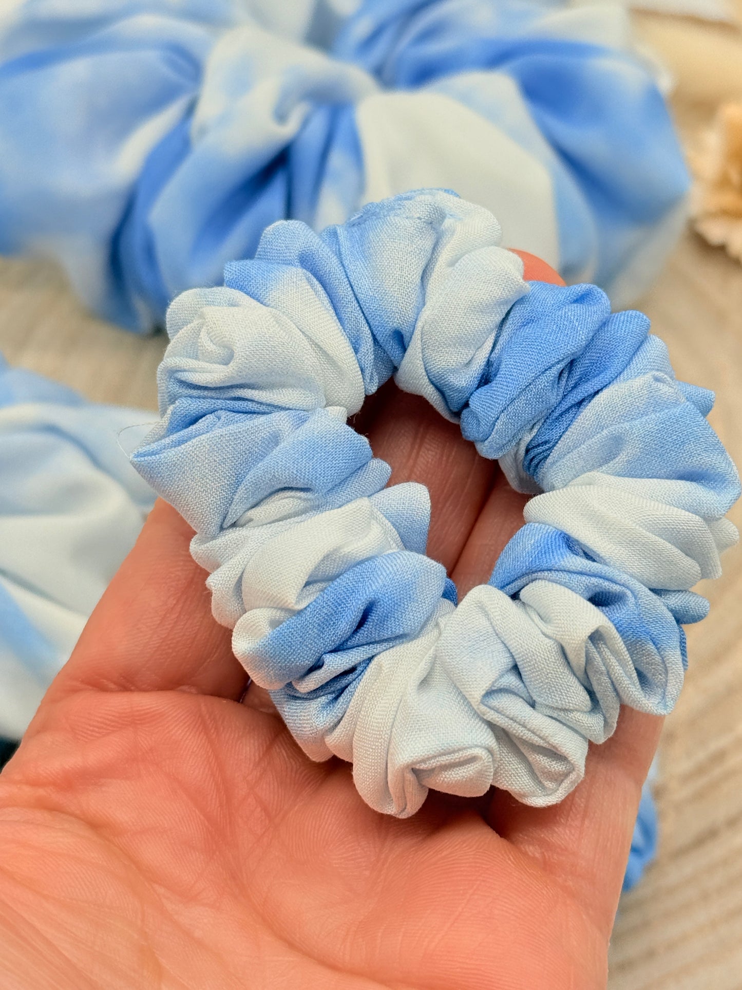Viskose Scrunchie Haargummi blau weiß batik in vier Größen von XL bis XS