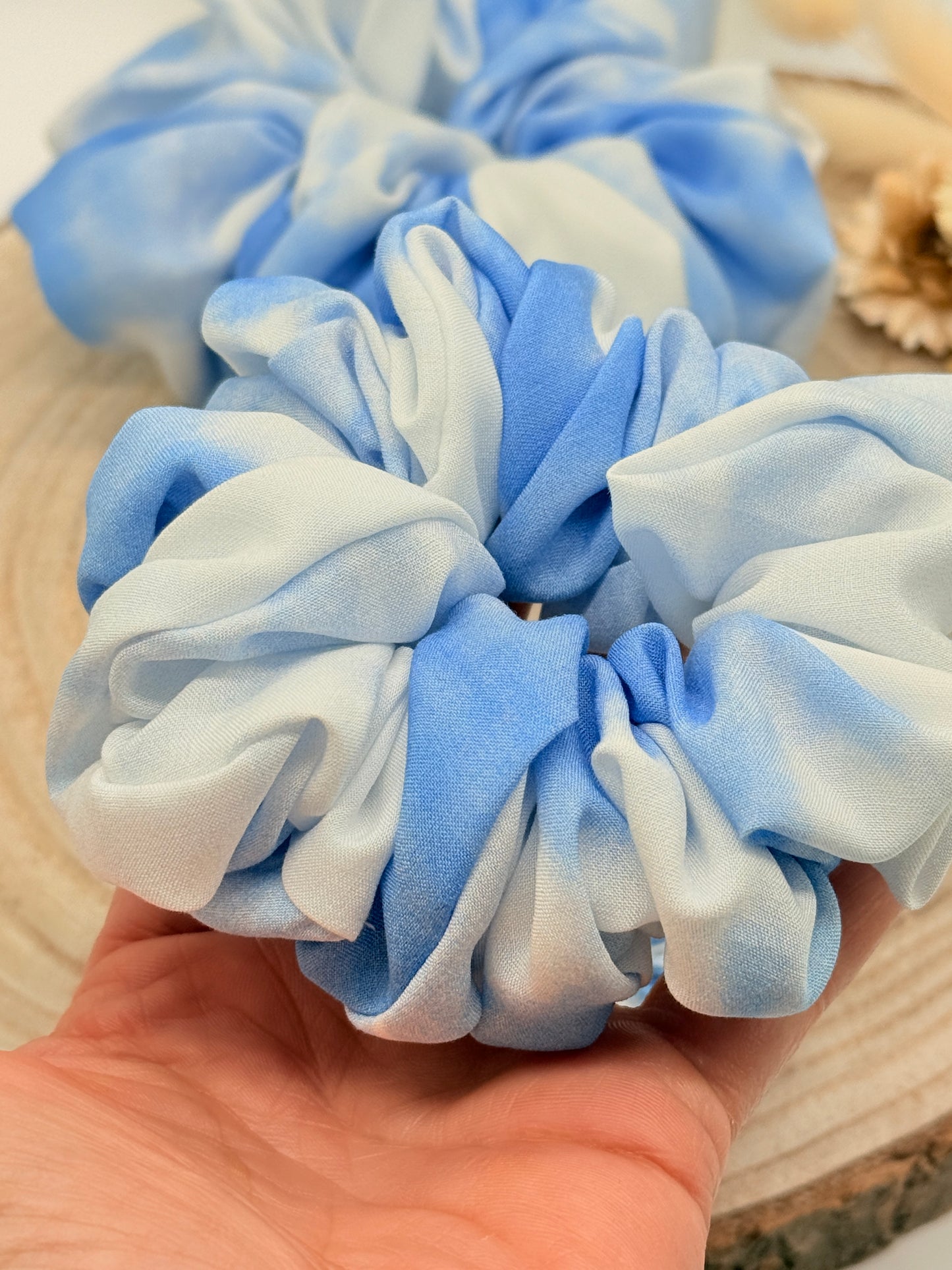 Viskose Scrunchie Haargummi blau weiß batik in vier Größen von XL bis XS