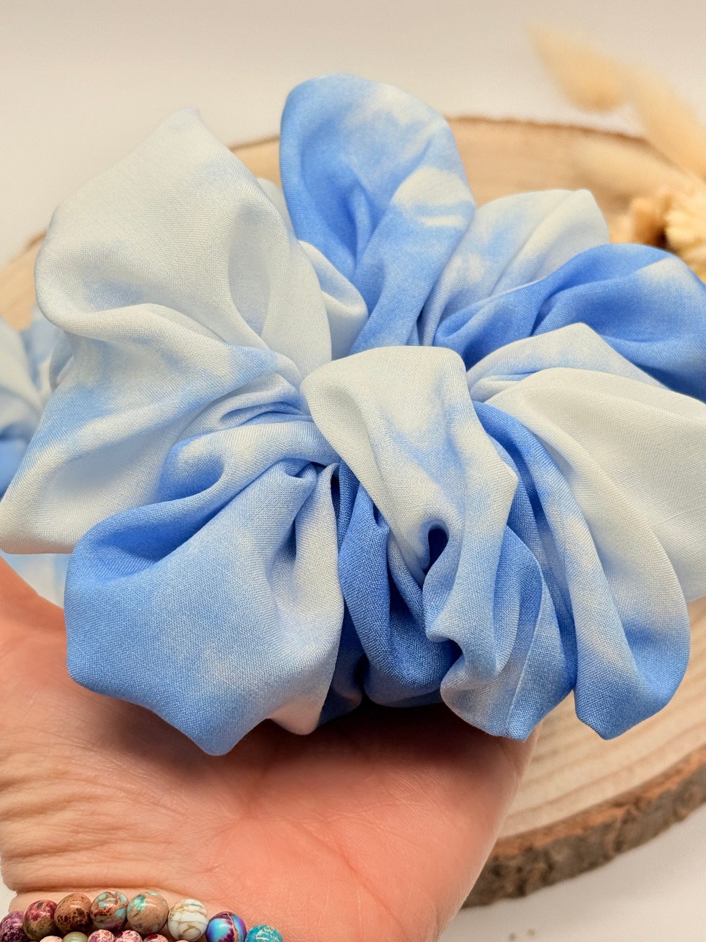 Viskose Scrunchie Haargummi blau weiß batik in vier Größen von XL bis XS