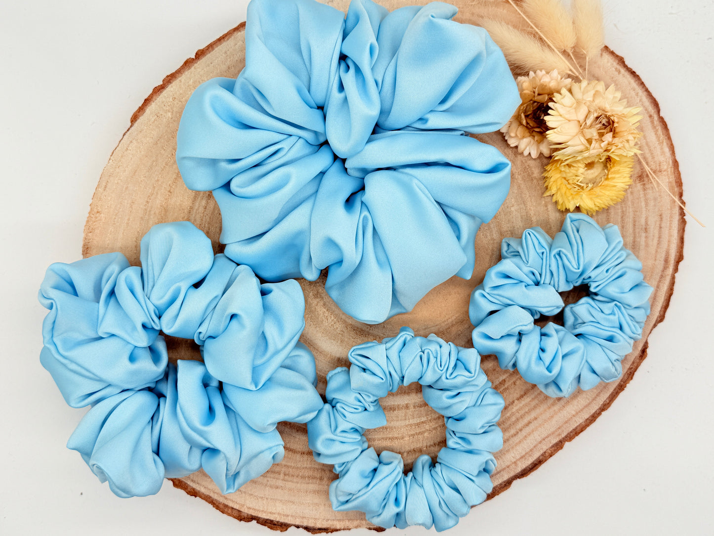 Satin Scrunchie Haargummi hellblau uni in vier Größen von XL bis XS