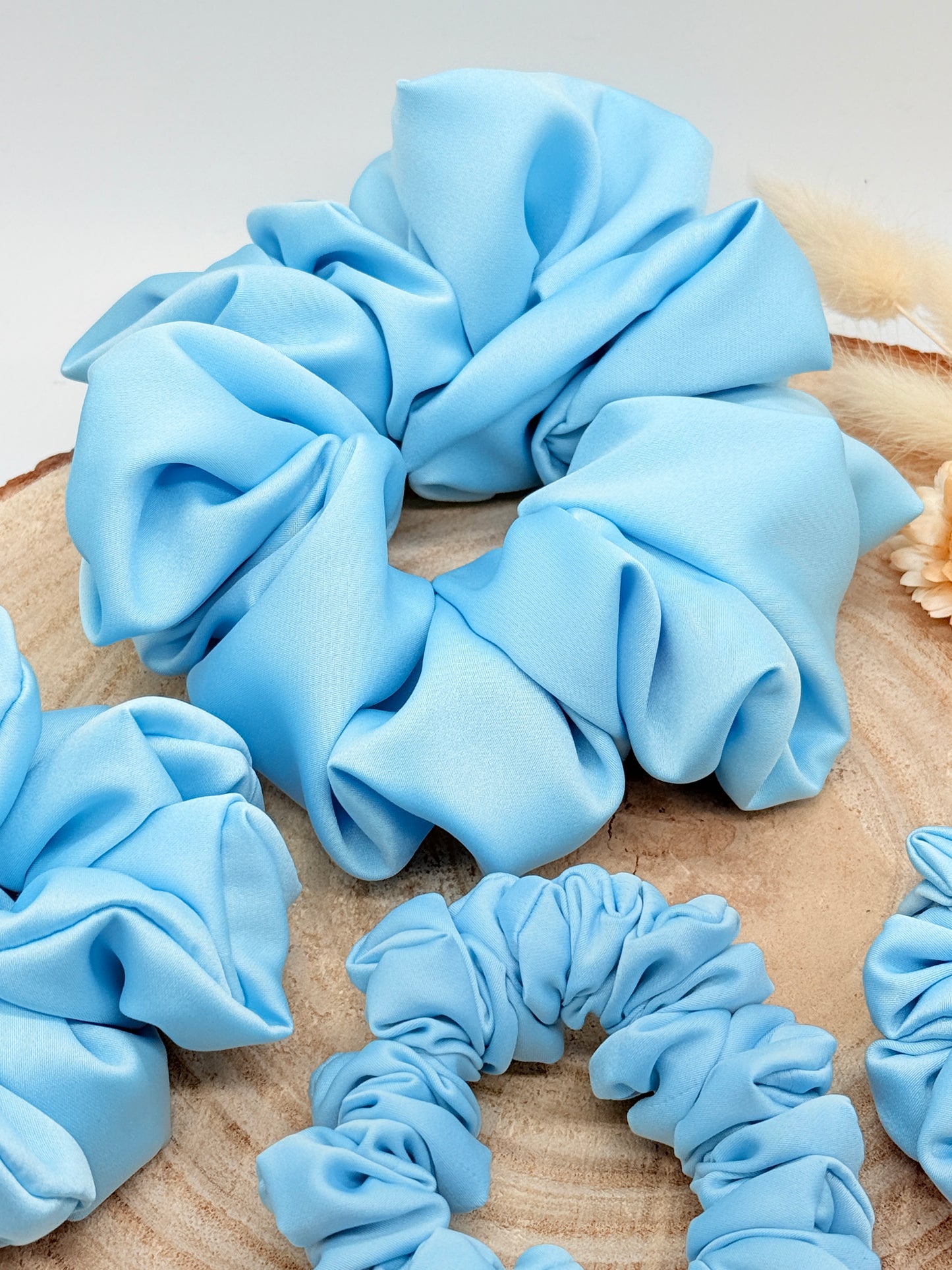 Satin Scrunchie Haargummi hellblau uni in vier Größen von XL bis XS