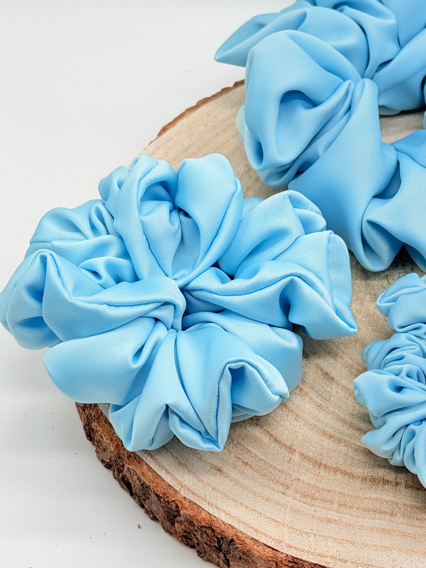 Satin Scrunchie Haargummi hellblau uni in vier Größen von XL bis XS