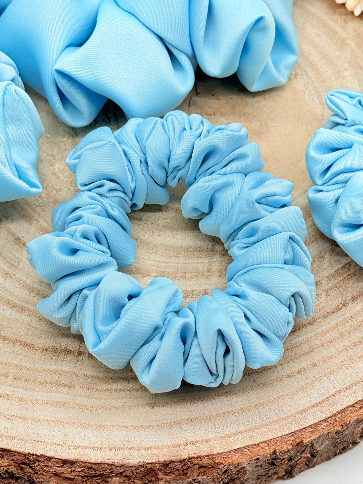 Satin Scrunchie Haargummi hellblau uni in vier Größen von XL bis XS