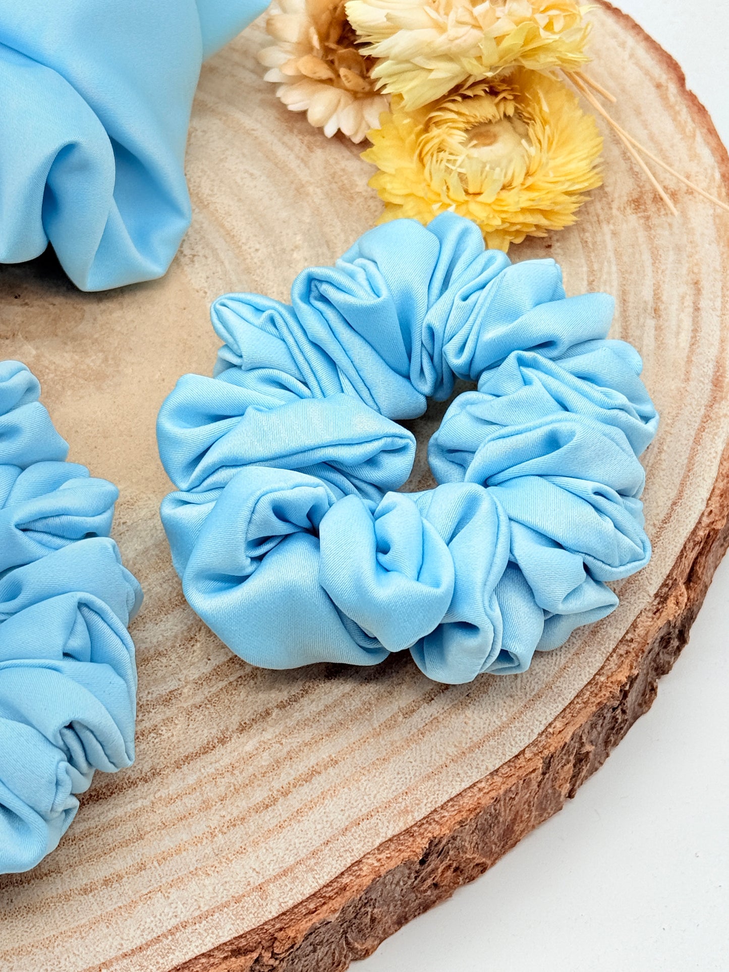Satin Scrunchie Haargummi hellblau uni in vier Größen von XL bis XS