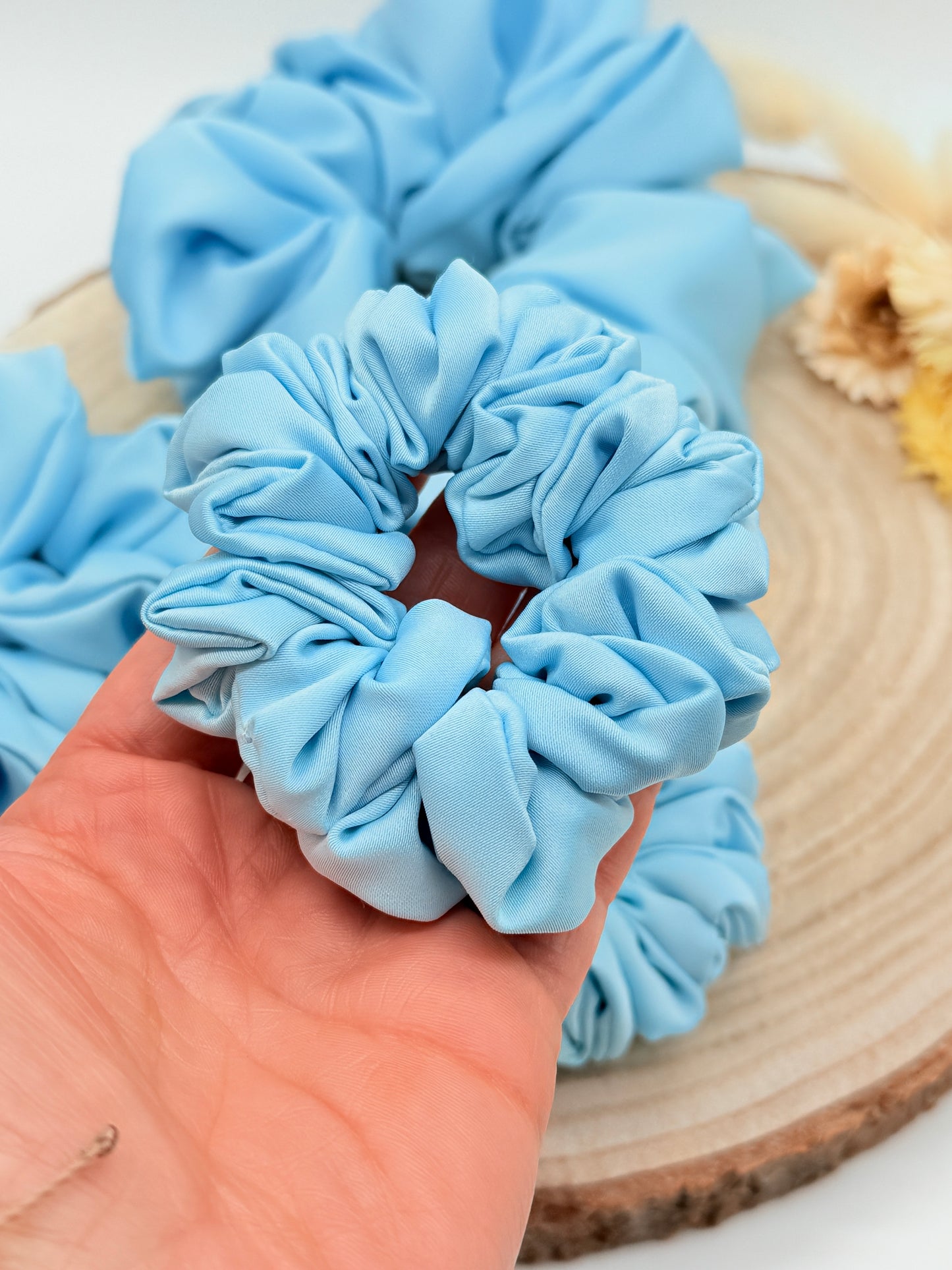 Satin Scrunchie Haargummi hellblau uni in vier Größen von XL bis XS