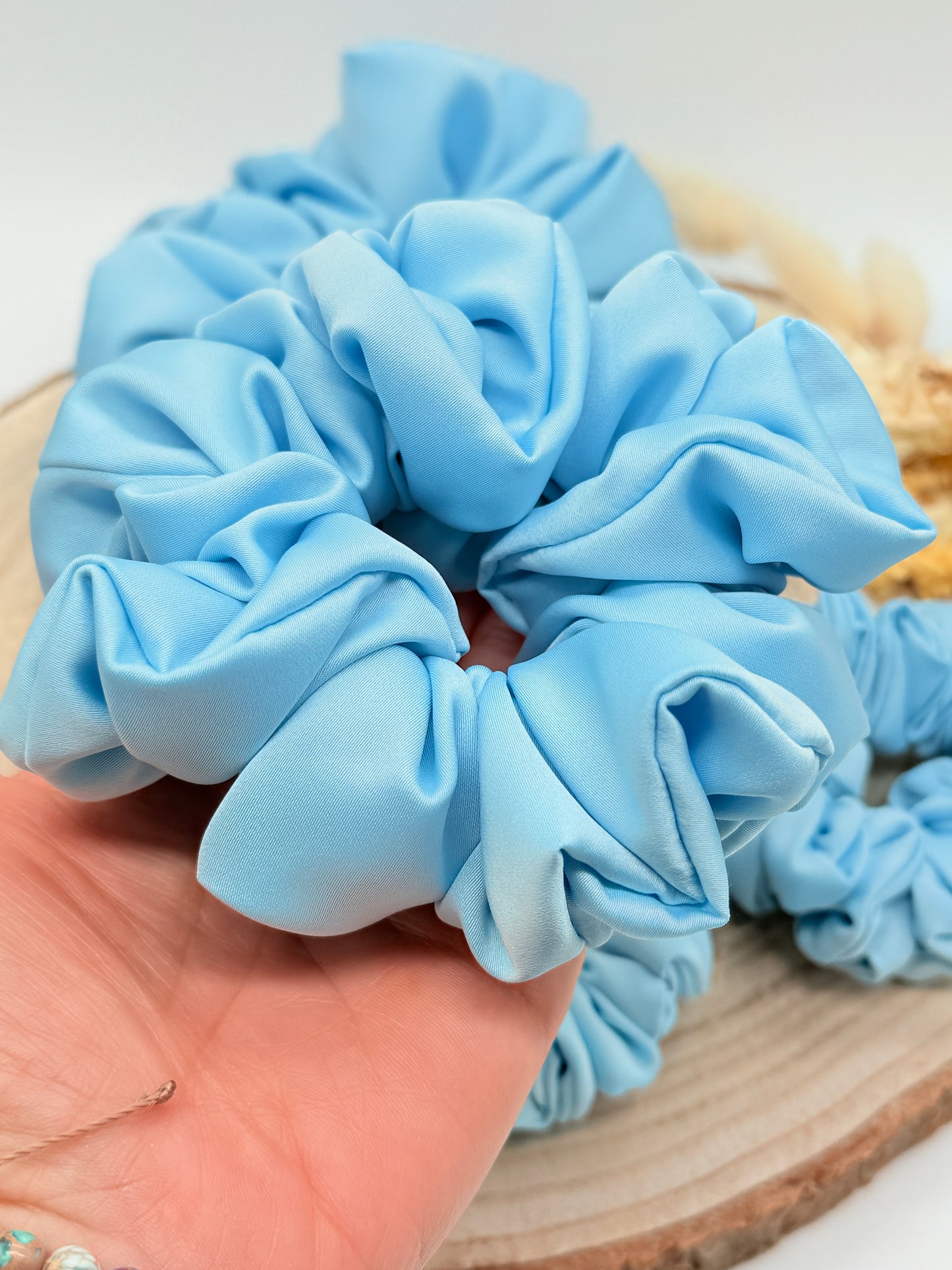 Satin Scrunchie Haargummi hellblau uni in vier Größen von XL bis XS