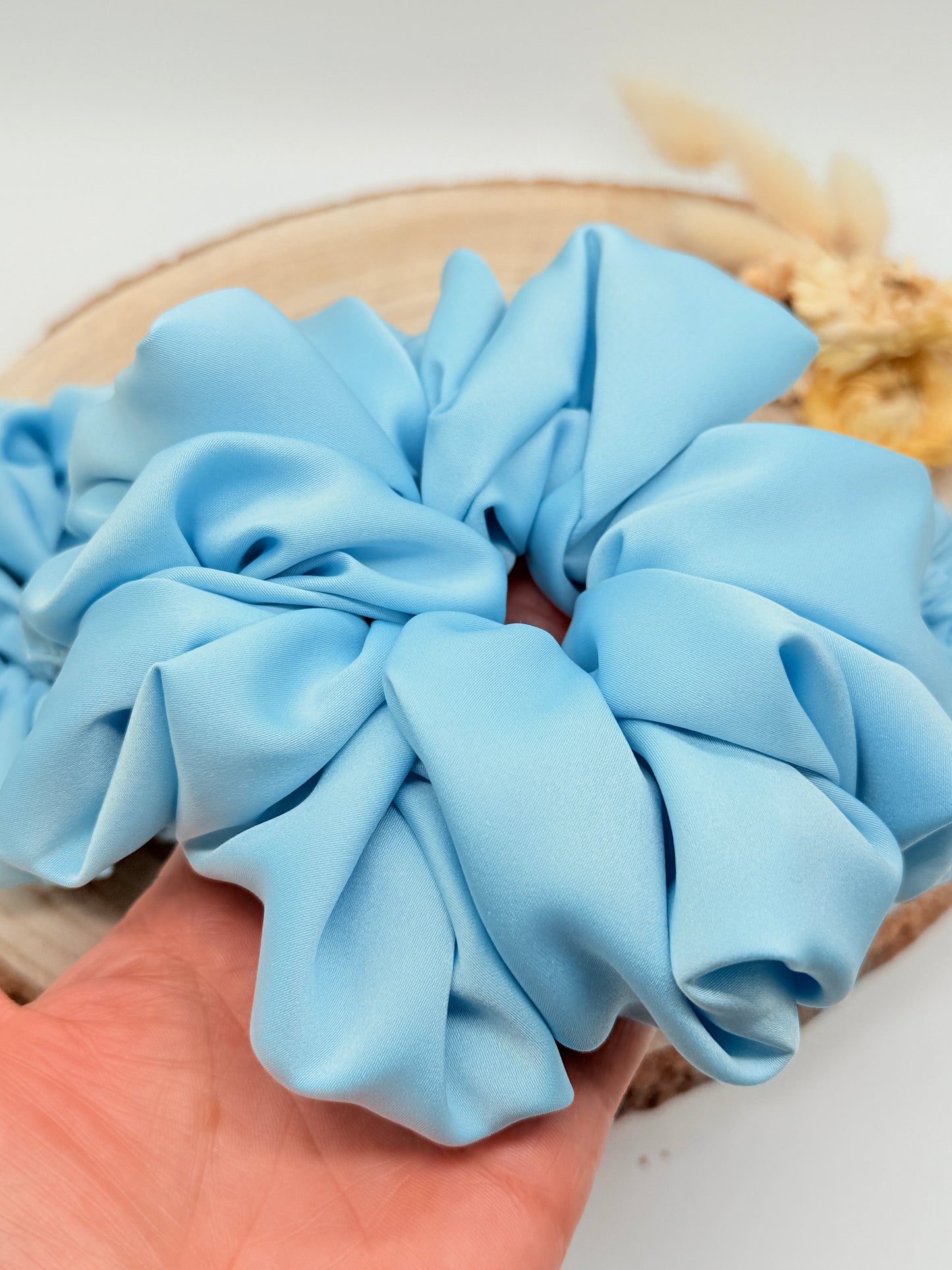 Satin Scrunchie Haargummi hellblau uni in vier Größen von XL bis XS