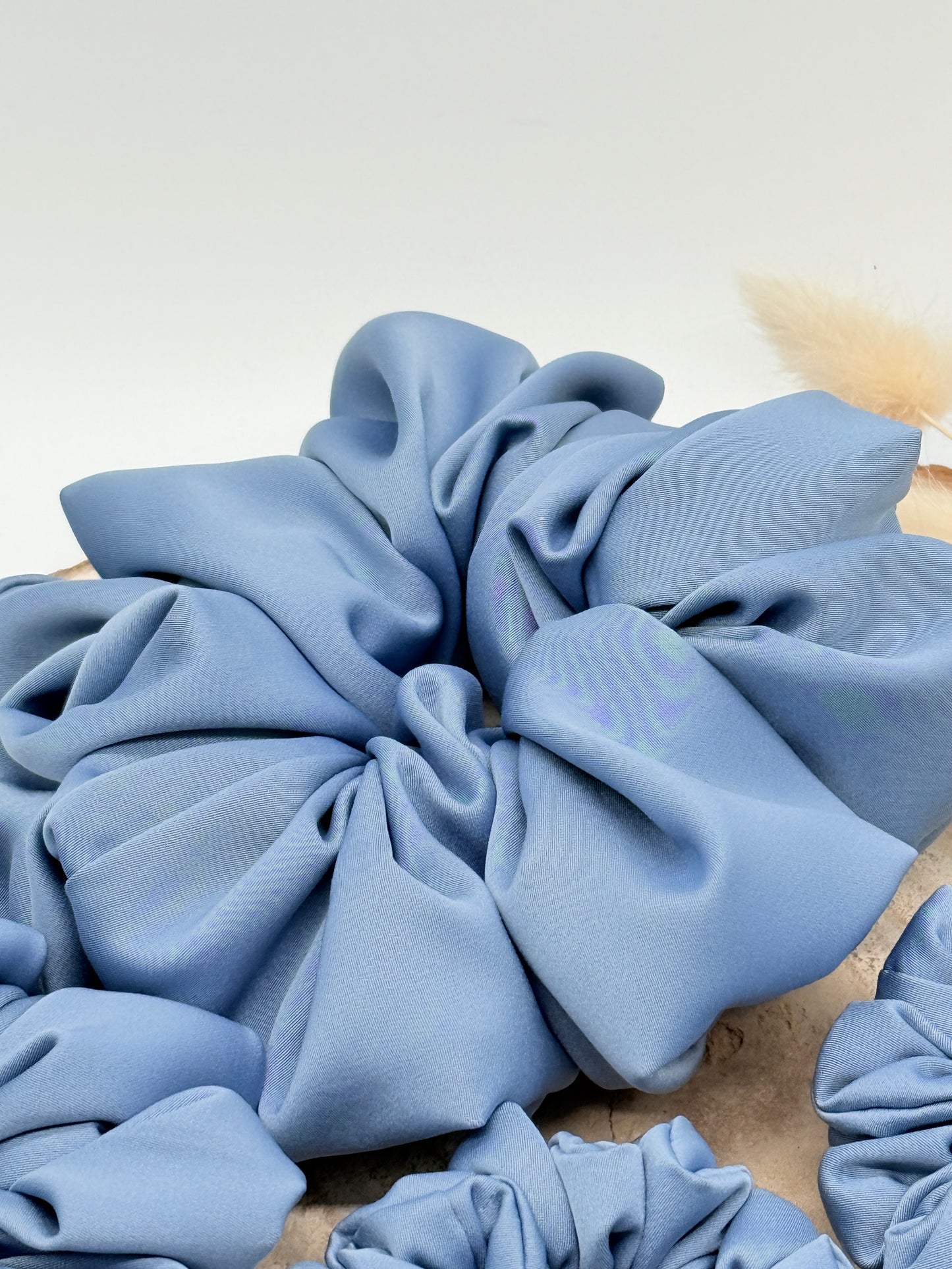 Satin Scrunchie Haargummi grau uni in vier Größen von XL bis XS