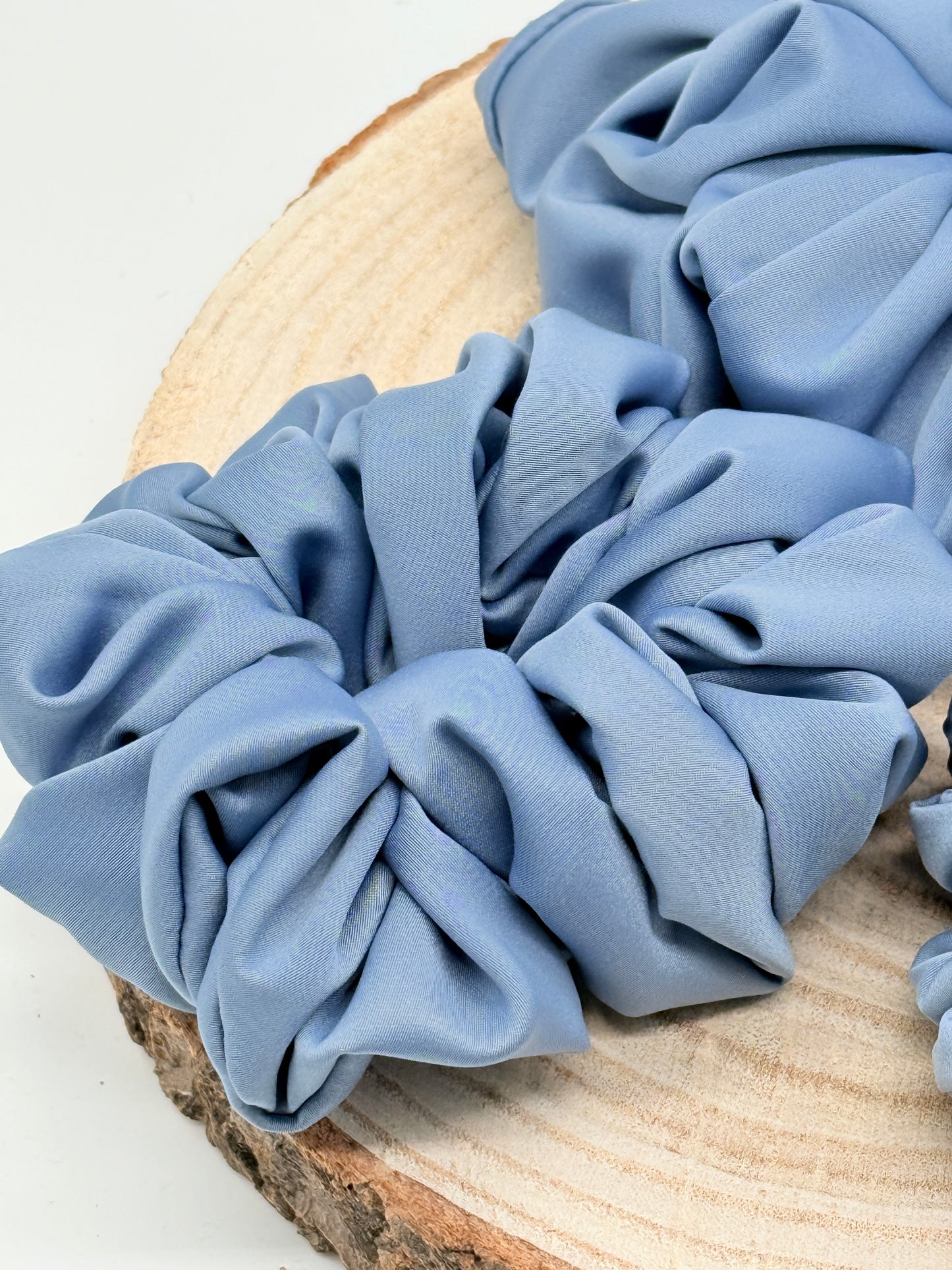 Satin Scrunchie Haargummi grau uni in vier Größen von XL bis XS